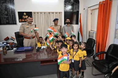 बांदा ब्रेकिंग न्यूज़
‘हर घर तिरंगा’ अभियान में नन्हे-मुन्नों की अनूठी पहल
बांदा के किड्जी इंदिरा नगर के नन्हे बच्चों ने पुलिस अधीक्षक कार्यालय पहुंचकर एसपी पलाश बंसल एवं एएसपी शिवराज को तिरंगा भेंट किया।
बच्चों की देशभक्ति और राष्ट्रध्वज के प्रति सम्मान देखकर पुलिस अधिकारियों ने उनका उत्साहवर्धन किया।
बचपन से राष्ट्रप्रेम का संदेश दे रही नन्ही पहल बनी आकर्षण का केंद्र।
#bandapolice
#UPPolice
#UPPolitics
#UPGovernment
#डीआईजीचित्रकूट