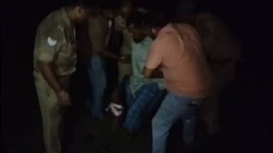 पुलिस का बड़ा एक्शन: मुठभेड़ में गौकशी का आरोपी घायल, एक अन्य गिरफ्तार
सहारनपुर में थाना कोतवाली देहात पुलिस ने गौकशी के खिलाफ कार्रवाई करते हुए पुलिस मुठभेड़ के बाद एक शातिर आरोपी को घायल अवस्था में गिरफ्तार किया, जबकि उसके एक अन्य साथी को मौके से दबोच लिया गया। दो आरोपी अंधेरे का फायदा उठाकर फरार हो गए, जिनकी तलाश में पुलिस की कांबिंग जारी है।
पुलिस के अनुसार, 13/14 अगस्त 2026 की रात ग्राम शक्लापुरी कट पर चेकिंग के दौरान सूचना मिली कि बाबर कॉलोनी में कुछ लोग एक गोवंश को गौकशी के लिए ले जा रहे हैं। मौके पर पहुंची पुलिस टीम पर आरोपियों ने फायरिंग कर दी। जवाबी कार्रवाई में महमुद पुत्र बशीर अहमद निवासी सहारनपुर के दाहिने पैर में गोली लगी, जिसके बाद उसे घायल अवस्था में गिरफ्तार कर अस्पताल भेजा गया।
वहीं, उसके साथी इरफान पुत्र सुबराती निवासी थाना कोतवाली देहात, सहारनपुर को भी पुलिस ने मौके से गिरफ्तार किया। पुलिस ने आरोपियों के कब्जे से .315 बोर का एक तमंचा, एक जिंदा व दो खोखा कारतूस, गौकशी के उपकरण, एक जिंदा गोवंश और एक पिकअप वाहन बरामद किया है।
पुलिस ने बताया कि गिरफ्तार आरोपियों के खिलाफ थाना कोतवाली देहात में संबंधित धाराओं में मुकदमा दर्ज कर आवश्यक विधिक कार्रवाई की जा रही है। फरार आरोपियों की तलाश जारी है।
#SaharanpurPolice #SaharanpurNews #PoliceCrackdown #PoliceEncounter