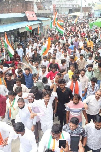 मोहम्मदी में आयुष भदौरिया के नेतृत्व में निकाली गई तिरंगा रैली विधायक ने उत्साह वर्धन करके रवाना किया ,
सूरज तिवारी, सौरभ मनोज, दीपू भैया , पीयुष गुप्ता, मोनिल राठौर सहित कई लोग रहे कोर टीम में