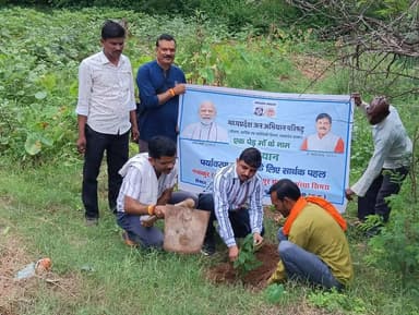 मध्यप्रदेश जन अभियान परिषद द्वारा हरियाली यात्रा का आयोजन
--
आज मध्यप्रदेश जन अभियान परिषद जिला निवाड़ी विकास खंड पृथ्वीपुर में जिला समन्वयक डॉ सुनील कुमार कटियार एवम विकास खंड समन्वयक श्री उमाशंकर उपाध्याय के के मार्गदर्शन में सेक्टर जेरोन की नवांकुर संस्था जय मां मानपुर समर्पण संस्था प्रमुख दिनेश कुमार गुप्ता सिमरा एवम ग्राम विकास प्रस्फुटन समिति मुडैनी द्वारा ग्राम में सेक्टर स्तरीय हरियाली यात्रा का आयोजन किया गया।
विकासखंड समन्वयक उमाशंकर उपाध्याय ने पर्यावरण संरक्षण पर एवम एक पेड़ मां के नाम अभियान के बारे में विस्तृत जानकारी देकर बताया की परिवार में बच्चो के जन्म दिवस धार्मिक करकर्मो के आयोजनों पर उपहार में देने के लिए प्रेरित किया गया जिसमे परामर्श दाता हेमंत नामदेव द्वार परिषद द्वारा चलाई जा रहे मुख्य मंत्री सामुदायिक नेत्रतृत्व क्षमता विकास पाठ्यक्रम के बारे में एम एस डबल्यू बीएसडब्ल्यू के बारे में बताया गया। माता बहनों द्वारा हरियाली यात्रा के गीत गाए गए तथा पूरे ग्राम में कलश यात्रा निकाली गई और मंदिर परिसर में एक पेड़ मां के नाम अभियान के तहत 30 पौधे रोपित किए गए और दिनेश कुमार गुप्ता द्वारा सभी नवांकुर सखियों को पौधे दिए गए।
पंचायत मुडैनी सरपंच रमेश कुशवाहा द्वारा बताया गया कि सभी ग्राम बासी अपने अपने आस पास पेड़ लगाए पर्यटन स्वच्छ बनाए
इस अवसर पर ग्राम विकास प्रस्फुटन समिति से बिहारी विश्वकर्मा, नंदराम कुशवाहा, भगवान दास कुशवाहा, आंगनवाडी कार्यकर्ता सहायिका आशा कार्यकर्ता एवम नवांकुर सखि तथा सी एम सी एल डी पी छात्र छात्राओं ने बढ़ चढ़ कर सहभागिता की तथा पर्यावरण संरक्षण की शपथ ली।
#jansamparkMP #niwari