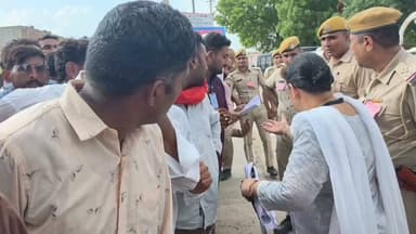 मुख्यमंत्री भजन लाल शर्मा जी को अपनी पी^^ड़ा बताने के लिए आये लोग आखिर में जोर जोर से रो^^ने लगे
#CMORajasthan #CMBhajanLalSharma #anupgarh #rajasthan