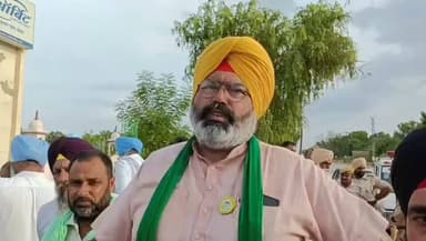 मुख्यमंत्री के किसानों से नहीं मिलने पर किसानों में भारी रोष, फूंका पुतला
मुख्यमंत्री भजनलाल शर्मा के किसानों से नहीं मिलने को लेकर किसान संगठनों में भारी रोष देखने को मिला। ग्रामीण किसान मजदूर समिति (GKS) के नेतृत्व में किसानों ने विरोध प्रदर्शन किया। किसान संगठन बांडा कॉलोनी पुलिस चौकी के बाहर एकत्रित हुए और मुख्यमंत्री के खिलाफ जमकर नारेबाजी की।
प्रदर्शन के दौरान आक्रोशित किसानों ने मुख्यमंत्री भजनलाल शर्मा का पुतला फूंककर अपना विरोध जताया। किसानों का आरोप है कि वे अपनी मांगों और समस्याओं को लेकर मुख्यमंत्री से मुलाकात करना चाहते थे, लेकिन उन्हें मुलाकात का अवसर नहीं दिया गया।
किसानों ने कहा कि उनकी समस्याओं को गंभीरता से सुना जाना चाहिए। प्रदर्शन के दौरान मौके पर पुलिस जाब्ता तैनात रहा। किसान संगठनों ने चेतावनी दी कि यदि उनकी मांगों पर जल्द सकारात्मक कार्रवाई नहीं हुई तो आंदोलन को और तेज किया जाएगा।