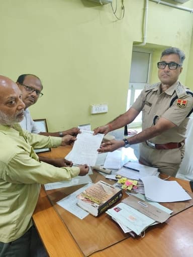 वैर व्यापार महासंघ ने पुलिस प्रशासन से मांग की है कि लंबित चोरी की घटनाओं का जल्द खुलासा कर आरोपियों को गिरफ्तार किया जाए, मुख्य बाजार स्थित पुलिस चौकी पर स्थायी पुलिसकर्मियों की तैनाती की जाए तथा बाजार में हुड़दंग करने वालों के खिलाफ सख्त कार्रवाई की जाए।