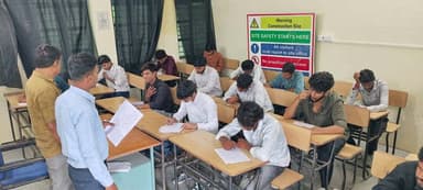 ➡️ आईटीआई के इतिहास में पहली बार बीपीसीएल बीना रिफाइनरी के लिए विशेष प्लेसमेंट ड्राइव — 72 वेल्डर प्रशिक्षणार्थियों का प्राथमिक चयन
शासकीय संभागीय आईटीआई सागर ने व्यावसायिक प्रशिक्षण एवं रोजगार के क्षेत्र में एक और महत्वपूर्ण उपलब्धि हासिल की है। आईटीआई के इतिहास में पहली बार भारत पेट्रोलियम कॉर्पोरेशन लिमिटेड (BPCL), बीना रिफाइनरी के लिए संभाग स्तरीय विशेष प्लेसमेंट ड्राइव का आयोजन शासकीय संभागीय आईटीआई सागर में किया गया। इस विशेष भर्ती प्रक्रिया में सागर संभाग के विभिन्न शासकीय आईटीआई से विशेष रूप से व्यवसाय वेल्डर के प्रशिक्षणार्थियों ने उत्साहपूर्वक सहभागिता की।
दो दिवसीय इस विशेष प्लेसमेंट ड्राइव का आयोजन 13 एवं 14 अगस्त 2026 को किया गया। भर्ती प्रक्रिया के लिए क्रिप्स भोपाल की टीम से आए श्री मुरली पाल ,संतोष अहिरवार, मुहम्मद सलमान,सोनू पटेल एवं उनकी टीम द्वारा प्रशिक्षणार्थियों की योग्यता एवं तकनीकी दक्षता का विभिन्न चरणों में परीक्षण किया गया। चयन प्रक्रिया को पारदर्शी एवं व्यावहारिक स्वरूप प्रदान करते हुए उपस्थित 95 प्रशिक्षणार्थियों की लिखित परीक्षा, स्किल/प्रायोगिक परीक्षा एवं मौखिक परीक्षा आयोजित की गई।चयन प्रक्रिया के दौरान प्रशिक्षणार्थियों के तकनीकी ज्ञान के साथ-साथ उनकी वेल्डिंग स्किल, कार्य के प्रति समझ, समस्या समाधान क्षमता, औद्योगिक वातावरण में कार्य करने की योग्यता तथा संचार कौशल का भी मूल्यांकन किया गया।
कठिन एवं प्रतिस्पर्धात्मक चयन प्रक्रिया के उपरांत 52 प्रशिक्षणार्थियों का प्राथमिक चयन किया गया। यह उपलब्धि प्रशिक्षणार्थियों के लिए रोजगार के नए अवसरों के साथ-साथ संभाग के औद्योगिक प्रशिक्षण संस्थानों में दिए जा रहे गुणवत्तापूर्ण व्यावसायिक प्रशिक्षण की प्रभावशीलता को भी प्रदर्शित करती है।इस संपूर्ण प्लेसमेंट प्रक्रिया को व्यवस्थित एवं सफलतापूर्वक संपन्न कराने में संभागीय ट्रेनिंग एवं प्लेसमेंट अधिकारी श्री परमानंद सेन, व्यवसाय वेल्डर की प्रशिक्षण अधिकारी श्रीमती शारदा सेन तथा मेहमान प्रवक्ता श्री अमित विश्वकर्मा की महत्वपूर्ण भूमिका रही। संस्था की टीम द्वारा विभिन्न आईटीआई से आए प्रशिक्षणार्थियों के पंजीयन, परीक्षा व्यवस्था, तकनीकी परीक्षण, अभिलेख संधारण एवं अन्य व्यवस्थाओं को प्रभावी ढंग से संचालित किया गया।
इस अवसर पर संस्था के प्राचार्य श्री अमरनाथ साकेत एवं प्राचार्य वर्ग-2 सुश्री पूजा तिवारी ने सभी प्राथमिक रूप से चयनित प्रशिक्षणार्थियों को हार्दिक शुभकामनाएं दीं। उन्होंने प्रशिक्षणार्थियों को संबोधित करते हुए कहा कि औद्योगिक क्षेत्र में सफलता केवल तकनीकी दक्षता से ही नहीं, बल्कि ईमानदारी, अनुशासन, समयपालन, मेहनत, जिम्मेदारी और कार्य के प्रति निष्ठा से प्राप्त होती है। उन्होंने चयनित प्रशिक्षणार्थियों को अपने कार्यस्थल पर संस्था एवं परिवार का नाम रोशन करने तथा सौंपे गए दायित्वों का पूर्ण ईमानदारी एवं निष्ठा से निर्वहन करने के लिए प्रेरित किया।यह प्लेसमेंट ड्राइव “प्रशिक्षण से रोजगार और रोजगार से आत्मनिर्भरता” की दिशा में एक महत्वपूर्ण कदम है। BPCL बीना रिफाइनरी जैसी प्रतिष्ठित औद्योगिक इकाई में संभाग के वेल्डर प्रशिक्षणार्थियों के लिए रोजगार का अवसर मिलना न केवल प्रशिक्षणार्थियों के भविष्य के लिए महत्वपूर्ण है, बल्कि यह सागर संभाग के आईटीआई में उद्योग-आधारित प्रशिक्षण एवं प्लेसमेंट व्यवस्था को मजबूत करने की दिशा में एक उल्लेखनीय उपलब्धि भी है।
CM Madhya Pradesh Dr Mohan Yadav Jansampark Madhya Pradesh #JansamparkMP #sagar