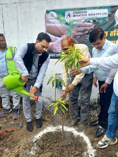 ➡️ सीवर परियोजना के कार्यों में गति लाएं, हाउस कनेक्शन का कार्य प्रारंभ करें : आयुक्त संकेत भोंडवे
नगरीय प्रशासन एवं विकास विभाग के आयुक्त सह मध्यप्रदेश अर्बन डेवलपमेंट कंपनी के प्रबंध संचालक श्री संकेत भोंडवे ने नगर पालिका परिषद क्षेत्र में सीवर परियोजना एवं एकीकृत विकास परियोजना के अंतर्गत चल रहे निर्माण कार्यों का निरीक्षण किया। उन्होंने अधिकारियों को निर्माण कार्यों में गति लाने के निर्देश दिए।श्री भोंडवे ने सीवर परियोजना की प्रगति की समीक्षा करते हुए हाउस कनेक्शन का कार्य शीघ्र प्रारंभ करने के निर्देश दिए। उन्होंने कहा कि परियोजना के कार्य निर्धारित समय-सीमा में गुणवत्ता के साथ पूर्ण किए जाएं, जिससे नागरिकों को परियोजना का लाभ शीघ्र मिल सके।
श्री भोंडवे ने एकीकृत विकास परियोजना के तहत भवन निर्माण सहित अन्य निर्माणाधीन कार्यों का भी निरीक्षण किया तथा कार्यों की प्रगति पर संतोष व्यक्त किया। इस दौरान उन्होंने परियोजना के निर्माणाधीन घटकों के परिसर में पौधरोपण कर पर्यावरण संरक्षण एवं हरित परिसर का संदेश भी दिया।उन्होंने अधिकारियों को नियमित रूप से कार्यों की मॉनीटरिंग करने और आवश्यकतानुसार मैदानी स्तर पर समन्वय सुनिश्चित करने के निर्देश दिए।
निरीक्षण के दौरान मध्यप्रदेश अर्बन डेवलपमेंट कंपनी के उप परियोजना संचालक तकनीकी श्री शैलेन्द्र शुक्ला, संभागीय संयुक्त संचालक श्री आर.पी. नायक, कार्यपालन यंत्री श्री मेघ तिवारी, परियोजना प्रबंधक श्री दिनेश बरेले, डिप्टी कलेक्टर श्री संजय तिवारी सहित संबंधित अधिकारी एवं कर्मचारी उपस्थित रहे।
CM Madhya Pradesh Dr Mohan Yadav Jansampark Madhya Pradesh #JansamparkMP #sagar