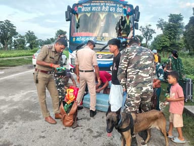 🇮🇳 स्वतंत्रता दिवस के मद्देनजर चम्पावत पुलिस अलर्ट
स्वतंत्रता दिवस के मद्देनजर पुलिस अधीक्षक रेखा यादव के निर्देशन में आज दिनांक 14.08.2026 को जनपद पुलिस द्वारा सुरक्षा व्यवस्था को सुदृढ़ बनाए रखने हेतु सभी थाना एवं चौकी क्षेत्रों में लगातार चेकिंग एवं गश्त की जा रही है।
📌पुलिस टीमों द्वारा प्रमुख बाजारों, होटल-ढाबों, रेलवे स्टेशन, दुकानों एवं अन्य संवेदनशील स्थानों पर विशेष सतर्कता बरतते हुए लगातार चेकिंग एवं गश्त की जा रही है। संदिग्ध व्यक्तियों एवं वाहनों की गहनता से जांच कर उनकी गतिविधियों पर पैनी नजर रखी जा रही है, ताकि जनपद में सुरक्षित एवं शांतिपूर्ण वातावरण सुनिश्चित किया जा सके।
📌चम्पावत पुलिस द्वारा आमजन से भी अपील की गई है कि किसी भी संदिग्ध व्यक्ति अथवा वस्तु की जानकारी तत्काल पुलिस को दें तथा सुरक्षा व्यवस्था बनाए रखने में पुलिस का सहयोग करें।
➡️चम्पावत पुलिस आमजन की सुरक्षा एवं जनपद में शांतिपूर्ण वातावरण बनाए रखने के लिए पूरी तरह सतर्क एवं प्रतिबद्ध है।