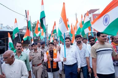खरगोन में स्वास्थ्य राज्यमंत्री श्री पटेल की अगुवाई में निकाली गई तिरंगा यात्रा
–––
हर घर तिरंगा अभियान के तहत बाड़ी विकासखण्ड के खरगोन में तिरंगा यात्रा का आयोजन किया गया। स्वास्थ्य राज्यमंत्री श्री Narendra Shivaji Patel तथा कलेक्टर श्री अरूण कुमार विश्वकर्मा हाथों में तिरंगा थामे और भारत माता के जयकारों के साथ यात्रा का नेतृत्व कर रहे थे। इस तिरंगा यात्रा में स्थानीय जनप्रतिनिधियों, पुलिस अधीक्षक श्री आशुतोष गुप्ता, जिला पंचायत सीईओ श्री कमल सोलंकी सहित अन्य अधिकारियों, छात्र-छात्राओं तथा नागरिकों द्वारा सहभागिता की गई। तिरंगा यात्रा के समापन पर स्वास्थ्य राज्यमंत्री श्री पटेल ने कहा कि तिरंगा हमारे राष्ट्रीय गौरव, एकता, अखंडता और संप्रभुता का प्रतीक है। इसके सम्मान में उमड़ा जनसैलाब उन वीर सपूतों के त्याग, तपस्या और बलिदान को नमन करता है, जिन्होंने राष्ट्र की स्वतंत्रता और गौरव के लिए अपना सर्वस्व अर्पित कर दिया। यशस्वी प्रधानमंत्री आदरणीय श्री नरेन्द्र मोदी जी के आह्वान पर प्रांरभ हुआ हर-घर-तिरंगा अभियान देश के कोने-कोने में राष्ट्र गौरव की भावना को और प्रखर कर रहा है।
#Raisen Jansampark Madhya Pradesh
