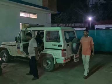 লংকাত ড্ৰাগছৰ কণ্টেইনাৰ সহ আটক দুজন
লংকা আৰক্ষীয়ে বিশেষ সূত্ৰৰ পম খেদি অভিযান চলাই লংকাৰ ডাৱলং বিলপাৰৰ পৰা ১৫ টা ড্ৰাগছ ভৰ্তি কণ্টেইনাৰ সহ আটক কৰে দুজনক নাম ক্ৰমে নুৰ আহমেদ আৰু মুচতাফা আহমেদ।। দুয়োৰে ঘৰ ইছলাম বস্তিত