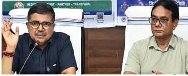 बोकारो में निजी अस्पतालों पर प्रशासन सख्त, नियमों की अनदेखी पर होगी कार्रवाई
📍 बोकारो: जिले के निजी अस्पतालों और नर्सिंग होम में मरीजों को बेहतर एवं सुरक्षित स्वास्थ्य सुविधाएं उपलब्ध कराने को लेकर जिला प्रशासन ने सख्ती बढ़ा दी है।
समाहरणालय सभागार में उपायुक्त अजय नाथ झा की अध्यक्षता में निजी अस्पतालों एवं नर्सिंग होम संचालकों के साथ बैठक हुई। बैठक में क्लीनिकल इस्टैब्लिशमेंट एक्ट के तहत निर्धारित मानकों, मरीजों की सुविधाओं और अस्पतालों की व्यवस्थाओं की समीक्षा की गई।
👉 उपायुक्त ने स्पष्ट कहा कि मरीजों की सुविधा और सुरक्षा सर्वोच्च प्राथमिकता होनी चाहिए। स्वास्थ्य सेवाओं की गुणवत्ता से किसी भी स्तर पर समझौता स्वीकार नहीं किया जाएगा।
🏥 अस्पतालों में स्वच्छता, पेयजल, साफ शौचालय, प्रतीक्षालय, सूचना प्रणाली और स्पष्ट साइनेज की व्यवस्था सुनिश्चित करने का निर्देश दिया गया।
🔍 जिला प्रशासन की गठित टीम द्वारा सरकारी एवं निजी अस्पतालों का नियमित निरीक्षण किया जाएगा। निरीक्षण के दौरान क्लीनिकल इस्टैब्लिशमेंट एक्ट के तहत निर्धारित मानकों और उपलब्ध सुविधाओं की जांच होगी।
⏳ अस्पतालों में पाई जाने वाली कमियों को निर्धारित समय-सीमा के भीतर दूर करना होगा। नियमों और मानकों के अनुपालन में लापरवाही बर्दाश्त नहीं की जाएगी।
💻 बैठक में आयुष्मान भारत हेल्थ अकाउंट (ABHA) को बढ़ावा देने और मरीजों के स्वास्थ्य रिकॉर्ड को डिजिटल रूप से उपलब्ध कराने पर भी जोर दिया गया। निजी अस्पतालों एवं नर्सिंग होम के प्रतिनिधियों को आभा शपथ दिलाई गई।
उप विकास आयुक्त शताब्दी मजूमदार ने भी सभी स्वास्थ्य संस्थानों से आवश्यक दस्तावेजों, व्यवस्थाओं और मरीजों को दी जा रही सुविधाओं को निर्धारित मानकों के अनुरूप रखने की अपील की।
#BokaroNews #Bokaro #JharkhandNews #PrivateHospital #ClinicalEstablishmentAct #BokaroAdministration #HealthNews #Hospital #NursingHome #ABHA #DigitalHealth #AjayNathJha #Jharkhand