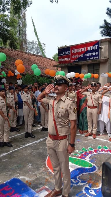 मोकामा में स्वतंत्रता दिवस की धूम: प्रखंड कार्यालय, थाना और स्कूलों में तिरंगा फहराया, बच्चों में दिखा भारी उत्साह
मोकामा।
मोकामा और इसके आसपास के संपूर्ण ग्रामीण व शहरी इलाकों में राष्ट्रप्रेम और स्वाभिमान का पर्व अत्यंत हर्षोल्लास, धूमधाम और गरिमा के साथ मनाया गया। इस अवसर पर पूरा मोकामा देशभक्ति के रंगों में रंगा नजर आया और चारों तरफ 'भारत माता की जय' व 'वंदे मातरम' के उद्घोष गूंजते रहे।
नगर के मुख्य सरकारी प्रतिष्ठानों से लेकर प्रमुख चौक-चौराहों और शैक्षणिक संस्थानों में ससम्मान ध्वजारोहण (झंडा तोलन) किया गया।
प्रमुख स्थलों पर फहराया गया तिरंगा
राष्ट्रीय पर्व के इस खास मौके पर मुख्य ध्वजारोहण कार्यक्रम:
मोकामा प्रखंड कार्यालय
मोकामा थाना
मोकामा औंटा (ओट)
इन प्रमुख सरकारी और प्रशासनिक परिसरों में अधिकारियों एवं जनप्रतिनिधियों द्वारा तिरंगा फहराया गया और राष्ट्रध्वज को सलामी दी गई। इसके अलावा शहर के सभी छोटे-बड़े स्कूलों, मुख्य चौक-चौराहों और नुक्कड़ों पर भी पूरे नियम-निष्ठा के साथ ध्वजारोहण संपन्न हुआ।
बच्चों का उत्साह और जनता की बढ़-चढ़कर भागीदारी
इस बार के आयोजन की सबसे खास और खूबसूरत बात यह रही कि छोटे-छोटे बच्चों ने इसमें बढ़-चढ़कर हिस्सा लिया। स्कूली बच्चे हाथों में तिरंगा लिए, देशभक्ति गीतों पर थिरकते और प्रभात फेरियों में नारे लगाते हुए नजर आए। बच्चों के चेहरे की खुशी और उनका उत्साह देखते ही बन रहा था।
केवल प्रशासनिक स्तर पर ही नहीं, बल्कि मोकामा की समस्त आम जनता ने भी इस राष्ट्रीय उत्सव में अपनी अभूतपूर्व और सक्रिय भागीदारी निभाई। बुजुर्गों, युवाओं और महिलाओं ने एक साथ मिलकर राष्ट्रध्वज को नमन किया।
ध्वजारोहण कार्यक्रमों के समापन के बाद सभी स्थानों पर मिठाइयां बांटी गईं। इस पावन अवसर पर वक्ताओं ने देश की आजादी के लिए बलिदान देने वाले अमर शहीदों को याद किया और मोकामा के विकास, आपसी भाईचारे तथा शांति को बनाए रखने का संकल्प लिया।
#मोकामा #स्वतंत्रता