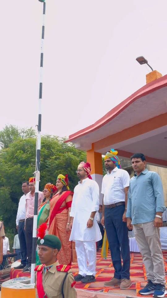 🇮🇳 परबतसर में शान से लहराया तिरंगा! 🇮🇳
आज 15 अगस्त के पावन अवसर पर राजकीय उच्च माध्यमिक विद्यालय, परबतसर में प्रशासनिक अधिकारियों की मौजूदगी में परबतसर विधायक रामनिवास गावड़िया ने ध्वजारोहण किया।
ध्वजारोहण के साथ ही स्वतंत्रता दिवस समारोह का विधिवत शुभारंभ हुआ।
तिरंगे की आन, बान और शान को सलाम! 🇮🇳❤️