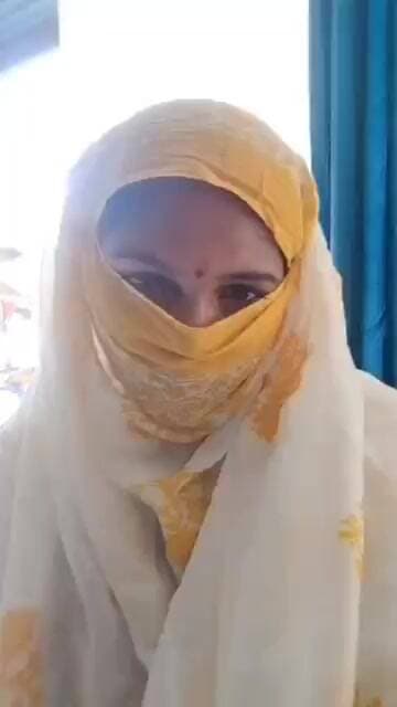 आखिर क्यों आत्महत्या करने की चेतावनी दे रही महिला।