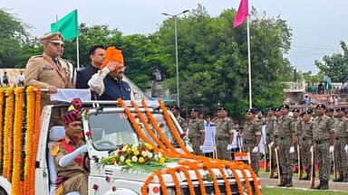 स्वतंत्रता दिवस के अवसर पर जिला मुख्यालय खैरागढ़ स्थित राजा फतेह सिंह खेल मैदान में आयोजित जिला स्तरीय मुख्य समारोह के मुख्य अतिथि एवं राजनांदगांव लोकसभा क्षेत्र के सांसद श्री संतोष पांडे ने ध्वजारोहण किया। ध्वजारोहण के पश्चात उन्होंने राष्ट्रध्वज को सलामी दी। वही परेड का निरीक्षण कर परेड की सलामी ली। इस अवसर पर सांसद श्री पांडे ने मुख्यमंत्री श्री विष्णु देव साय का प्रदेशवासियों के नाम संदेश का वाचन किया। समारोह में देशभक्ति और उत्साह से सराबोर वातावरण के बीच आकाश में रंग-बिरंगे गुब्बारे छोड़े गए। सांसद श्री संतोष पांडे ने जिलेवासियों को स्वतंत्रता दिवस की हार्दिक बधाई एवं शुभकामनाएं दीं।
#kcgdistrict #kcgdistt #indipandanceday