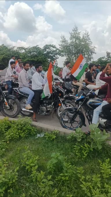 गंज मुरादाबाद से निकली विशाल बाइक रैली युवाओं ने लिया बढ़-चढ़कर हिस्सा
