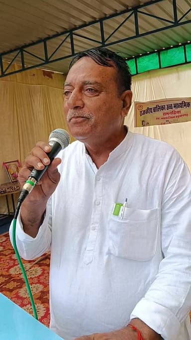 रामगढ़िया कन्या विद्यालय में संबोधन।