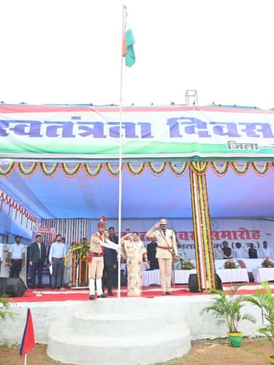 जिला मुख्यालय सक्ती में गरिमामय ढंग से मनाया गया 80 वां स्वतंत्रता दिवस समारोह
सांसद लोकसभा क्षेत्र जांजगीर - चांपा श्रीमती कमलेश जांगड़े ने किया जिला स्तरीय समारोह में ध्वजारोहण
सांसद लोकसभा क्षेत्र जांजगीर - चांपा श्रीमती कमलेश जांगड़े ने फहराया राष्ट्रीय ध्वज और परेड की ली सलामी
मुख्यमंत्री का जनता के नाम प्रेषित संदेश का किया गया वाचन
हर्षाेल्लास और उत्साह के साथ मनाया गया सक्ती जिले में स्वतंत्रता दिवस समारोह
स्कूली बच्चों द्वारा राष्ट्रीयता और देशभक्ति से ओत-प्रोत शानदार सामूहिक सांस्कृतिक कार्यक्रम की दी गई मनमोहक प्रस्तुति
उत्कृष्ट कार्य करने वाले अधिकारियों-कर्मचारियों को किया गया सम्मानित
#स्वतंत्रतादिवस #IndependenceDay #15August
#saktidist #sakti