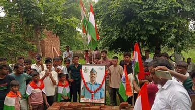 शहीद लाखन सिंह लोधी के सम्मान में खानपुर में निकाली गई तिरंगा यात्रा, प्रतिमा बनाये जाने की युवाओं ने उठाई मांग