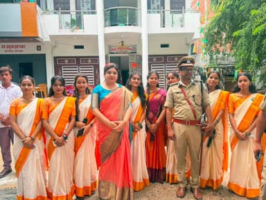 दानी बिगहा महादलित टोला में वरिष्ठ व्यक्ति ने किया ध्वजारोहण
आज दिनांक 15 अगस्त 2026 को 80वें स्वतंत्रता दिवस के अवसर पर जिला पदाधिकारी श्रीमती अभिलाषा शर्मा एवं पुलिस अधीक्षक श्री उपेंद्रनाथ वर्मा की उपस्थिति में औरंगाबाद शहर के दानी बिगहा स्थित महादलित टोला, वार्ड संख्या-03 में स्वतंत्रता दिवस समारोह का आयोजन किया गया। इस अवसर पर महादलित टोला के वरिष्ठ व्यक्ति द्वारा राष्ट्रीय ध्वज फहराया गया।
ध्वजारोहण के उपरांत जिला पदाधिकारी श्रीमती अभिलाषा शर्मा ने उपस्थित लोगों को स्वतंत्रता दिवस की शुभकामनाएँ देते हुए कहा कि आज का दिन उन महान स्वतंत्रता सेनानियों एवं शहीदों के बलिदान को स्मरण करने का अवसर है, जिन्होंने देश की स्वतंत्रता के लिए अपना सर्वस्व न्योछावर कर दिया। उन्होंने कहा कि हमें उनके त्याग और बलिदान से प्रेरणा लेकर अपने जिले, राज्य एवं देश के विकास में अपनी सक्रिय भागीदारी सुनिश्चित करनी चाहिए।
जिला पदाधिकारी ने विशेष रूप से उपस्थित बच्चों एवं बच्चियों का उत्साहवर्धन करते हुए उनके उज्ज्वल भविष्य की कामना की। उन्होंने कहा कि बच्चों की मेहनत, प्रतिभा और ऊर्जा ही समाज एवं देश के उज्ज्वल भविष्य की आधारशिला है।
उन्होंने सभी उपस्थित नागरिकों से अपने क्षेत्र एवं जिले की प्रगति के लिए मिल-जुलकर कार्य करने तथा विकास की दिशा में निरंतर आगे बढ़ने का आह्वान किया।
उन्होंने कहा कि स्वतंत्रता दिवस हमें अपने अधिकारों के साथ-साथ अपने कर्तव्यों के प्रति भी सजग रहने की प्रेरणा देता है। हम सभी को राष्ट्रहित, समाजहित एवं जनकल्याण की भावना के साथ अपने दायित्वों का निर्वहन करते हुए जिले को विकास के पथ पर निरंतर आगे ले जाने में योगदान देना चाहिए।
इस अवसर पर सदर डीएसएलआर श्री श्वेतांक लाल, जिला स्तरीय पदाधिकारी, पुलिस पदाधिकारी, स्थानीय जनप्रतिनिधि, महादलित टोला के निवासी, बच्चे एवं बड़ी संख्या में स्थानीय लोग उपस्थित रहे।