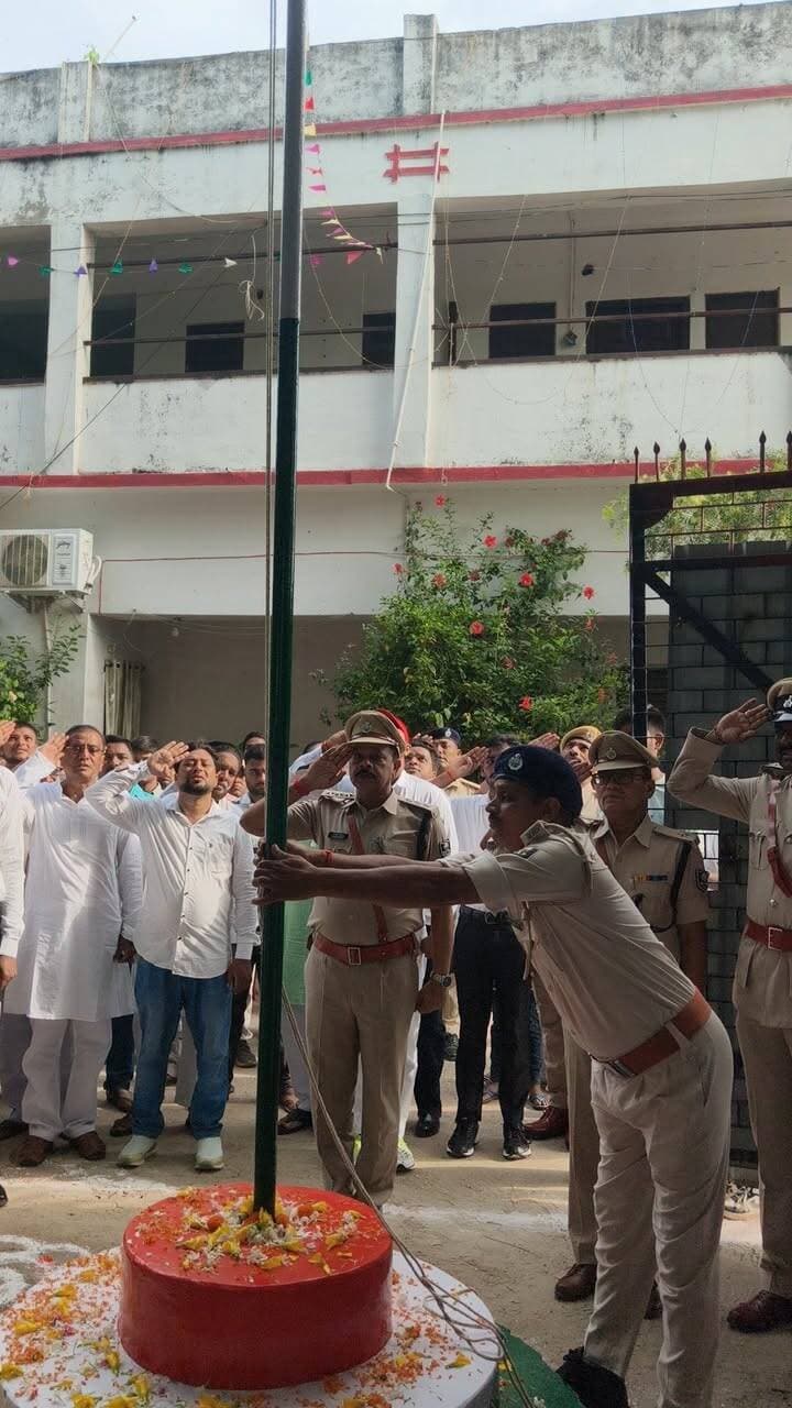रामनगर एसडीपीओ कार्यालय में प्रभारी एसडीपीओ ने 80वें स्वतंत्रता दिवस के अवसर पर ध्वजारोहण कर तिरंगे को सलामी दी