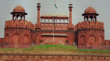 वंदे मातरम: आजादी की लड़ाई की आवाज से लाल किले तक 150 साल का सफर
क्या आप जानते हैं कि वंदे मातरम, जो कभी आजादी की लड़ाई की सबसे बुलंद आवाज था, उसे लाल किले तक पहुंचने में करीब 80 साल लग गए?
बहुत से लोगों को लगता है कि हर 15 अगस्त को लाल किले की प्राचीर से वंदे मातरम गाया जाता होगा। लेकिन ऐसा नहीं है। आजादी के बाद लंबे समय तक लाल किले से स्वतंत्रता दिवस समारोह में राष्ट्रगान ‘जन गण मन’ ही गूंजता रहा। अब 15 अगस्त 2026 को वंदे मातरम के 150 वर्ष पूरे होने के अवसर पर इसे विशेष रूप से समारोह का हिस्सा बनाया जा रहा है।
वंदे मातरम की कहानी सिर्फ एक गीत की कहानी नहीं है। यह उस दौर की कहानी है जब अंग्रेजी हुकूमत के खिलाफ लड़ाई में इसके दो शब्द—‘वंदे मातरम’—नारे बने, हौसला बने और कई क्रांतिकारियों के लिए प्रेरणा बने।
बंकिम से टैगोर तक
वंदे मातरम की रचना बंकिम चंद्र चट्टोपाध्याय ने 19वीं सदी में की। बाद में यह उनकी प्रसिद्ध कृति ‘आनंदमठ’ का हिस्सा बना। 1896 में भारतीय राष्ट्रीय कांग्रेस के कलकत्ता अधिवेशन में रवींद्रनाथ टैगोर ने इसे गाया। इसके बाद यह गीत धीरे-धीरे स्वतंत्रता आंदोलन की पहचान बनता चला गया।
1905 में बंगाल विभाजन के विरोध में जब स्वदेशी आंदोलन तेज हुआ, तब ‘वंदे मातरम’ हर जुलूस और सभा की आवाज बन गया। अंग्रेजी सरकार ने इसे दबाने की कोशिश की, लेकिन जिस गीत पर रोक लगाई गई, वही और अधिक लोगों की जुबान पर चढ़ गया।
क्रांतिकारी जेल जाते, आंदोलनकारी लाठियां खाते, फिर भी ‘वंदे मातरम’ की गूंज सुनाई देती रही। इस तरह यह गीत महज गीत नहीं रहा, बल्कि आजादी की लड़ाई का प्रतीक बन गया।
विवाद की वजह क्या थी?
वंदे मातरम को लेकर विवाद इसके पूरे मूल पाठ को लेकर रहा है। गीत के आगे के हिस्सों में मातृभूमि की तुलना देवी दुर्गा से की गई है। इसी कारण कुछ मुस्लिम नेताओं और संगठनों ने इसके पूरे पाठ को लेकर धार्मिक आपत्ति जताई।
वहीं, इसके समर्थकों का तर्क रहा कि इसमें मातृभूमि को मां के रूप में सम्मान दिया गया है और स्वतंत्रता आंदोलन में बड़ी संख्या में मुस्लिम स्वतंत्रता सेनानियों ने भी ‘वंदे मातरम’ के नारे लगाए थे।
इसी संवेदनशीलता को देखते हुए 1937 में कांग्रेस ने निर्णय लिया कि सार्वजनिक अवसरों पर वंदे मातरम के शुरुआती हिस्से का ही इस्तेमाल किया जाएगा, ताकि किसी समुदाय की धार्मिक भावनाएं आहत न हों।
राष्ट्रगान और राष्ट्रगीत में अंतर
आज भी कई लोग ‘जन गण मन’ और ‘वंदे मातरम’ को लेकर भ्रमित रहते हैं।
24 जनवरी 1950 को संविधान सभा के अंतिम चरण में यह स्पष्ट किया गया कि ‘जन गण मन’ भारत का राष्ट्रगान है, जबकि ‘वंदे मातरम’ को राष्ट्रगीत का सम्मान प्राप्त है।
दोनों का अपना ऐतिहासिक महत्व है। राष्ट्रगान को सरकारी और संवैधानिक समारोहों में निर्धारित स्थान मिला, जबकि वंदे मातरम स्वतंत्रता आंदोलन की ऐतिहासिक विरासत और राष्ट्रीय भावना का प्रतीक बना रहा।
150 साल बाद फिर इतिहास के केंद्र में
अब वंदे मातरम की रचना के 150 वर्ष पूरे हो चुके हैं। 15 अगस्त 2026 को इसके सम्मान में विशेष आयोजन हो रहे हैं और लाल किले के स्वतंत्रता दिवस समारोह में भी इसे प्रमुखता दी जा रही है।
यह सिर्फ एक सरकारी कार्यक्रम नहीं, बल्कि उस गीत की 150 साल लंबी यात्रा को याद करने का अवसर है—एक ऐसा गीत जिसे बंकिम चंद्र ने लिखा, रवींद्रनाथ टैगोर ने स्वर दिया और जिसने स्वतंत्रता आंदोलन में लाखों भारतीयों के भीतर देशभक्ति की भावना को मजबूत किया।
बाद के दौर में ए.आर. रहमान ने ‘मां तुझे सलाम’ के जरिए वंदे मातरम की भावना को नई पीढ़ी तक पहुंचाया।
इसलिए जब 15 अगस्त को वंदे मातरम की गूंज सुनाई दे, तो इसे सिर्फ दो शब्द समझकर नजरअंदाज मत कीजिएगा। इन दो शब्दों के पीछे डेढ़ सौ साल का इतिहास है—आंदोलन है, संघर्ष है, विवाद है और सबसे बढ़कर उन अनगिनत भारतीयों की स्मृति है, जिन्होंने आजादी के लिए अपना सब कुछ न्योछावर कर दिया।
वंदे मातरम।
जय हिंद।
जय भारत।