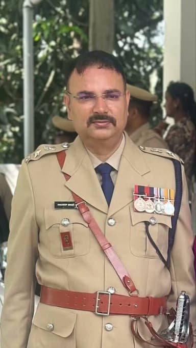 देश के टॉप-100 पुलिस कप्तानों में झारखंड के पांच अफसर, लिस्ट में बनाई खास जगह।
झारखंड के पुलिस प्रशासन के लिए बड़ी उपलब्धि सामने आई है। फेम इंडिया–एशिया पोस्ट की ओर से जारी देश के 100 सर्वश्रेष्ठ पुलिस कप्तानों की सूची में झारखंड के पांच आइपीएस अधिकारियों ने जगह बनाई है। कानून-व्यवस्था, अपराध नियंत्रण, नेतृत्व और जनविश्वास जैसे मानकों के आधार पर तैयार इस सूची में राज्य के इन अधिकारियों का चयन हुआ है।
सूची में कोडरमा के निवर्तमान एसपी एवं वर्तमान में पाकुड़ के एसपी श्री अनुदीप सिंह के नाम शामिल हैं। सर को बहुत-बहुत बधाई🌹
#PakurPolice #anudipsingh #ips