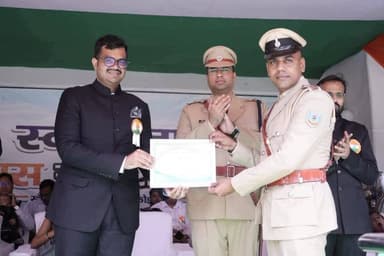 चंदवारा थाना प्रभारी पुलिस अवर निरीक्षक श्री शशि भूषण कुमार को सर्वश्रेष्ठ थाना प्रभारी का सम्मान मिलने पर बहुत-बहुत बधाई एवं शुभकामनाएं🌹