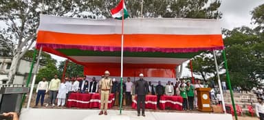 खोरिमहुआ अनुमंडल के पुनीत राय स्टेडियम में आयोजित कार्यक्रम में उपस्थित पदाधिकारी एवं अथिति तथा प्रतिभागी