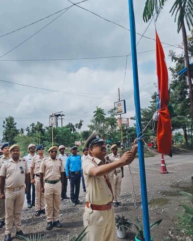 জাতীয় পতাকায় গর্ব, দেশপ্রেমে উচ্ছ্বাস!নকশালবাড়ি ট্রাফিকের উদ্যোগে স্বাধীনতা দিবস উদযাপন!
