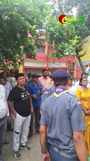 ৮০ তম স্বাধীনতা দিবসে কাটোয়া মহকুমা শাসক কার্যালয়ে পতাকা তুললেন কাটোয়ার মহকুমা শাসক রিনা ঘোষ। উপস্থিত আছেন সংসদ শর্মিলা সরকার ও বিধায়ক কৃষ্ণ ঘোষ।
#Katwa #SDO #RinaGhosh #IndependenceDay #FlagHoisting #NationalFlag #KatwaSDOOffice #PurbaBardhaman #15August #IndependenceDay2026
