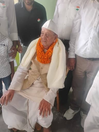 जिलाधिकारी, खगड़िया श्री विक्रम वीरकर के निर्देशानुसार स्वतंत्रता दिवस के अवसर पर जिले के स्वतंत्रता सेनानियों को उनके अमूल्य योगदान एवं राष्ट्र के प्रति समर्पण के लिए सम्मानित किया गया।
प्रखंड विकास पदाधिकारियों द्वारा स्वतंत्रता सेनानियों के घर जाकर उन्हें शॉल एवं पेंटिंग भेंट कर सम्मानित किया गया तथा उनके योगदान के प्रति कृतज्ञता व्यक्त की गई।