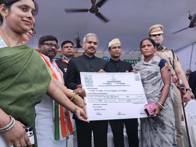 🇮🇳 80वाँ स्वतंत्रता दिवस | खगड़िया 🇮🇳
15 अगस्त 2026...
भारत के स्वतंत्रता संग्राम के वीर सपूतों और अमर शहीदों को नमन करने का गौरवपूर्ण दिन।
खगड़िया में 80वें स्वतंत्रता दिवस के अवसर पर जे.एन.के.टी. इंटरस्तरीय विद्यालय के मैदान में जिला प्रशासन, खगड़िया द्वारा भव्य झंडोत्तोलन समारोह का आयोजन किया गया।
समारोह में मुंगेर प्रमंडल के आयुक्त, मुंगेर श्री प्रेम सिंह मीणा द्वारा राष्ट्रीय ध्वज फहराया गया।
तिरंगा शान से लहराया...
राष्ट्रगान की गूंज से पूरा परिसर राष्ट्रभक्ति की भावना से ओत-प्रोत हो उठा।
इस गौरवपूर्ण अवसर पर जिलाधिकारी, खगड़िया श्री विक्रम विरकर, पुलिस अधीक्षक श्री भानु प्रताप सिंह, अपर समाहर्ता श्रीमती आरती, अनुमंडल पदाधिकारी, सदर सहित जिले के सभी पदाधिकारी एवं कर्मी उपस्थित रहे।
कार्यक्रम में जनप्रतिनिधियों, आमजनों और मीडिया बंधुओं की भी गरिमामयी सहभागिता रही।
स्वतंत्रता दिवस के इस पावन अवसर पर मुंगेर प्रमंडल के आयुक्त, मुंगेर श्री प्रेम सिंह मीणा एवं जिलाधिकारी, खगड़िया श्री विक्रम विरकर ने गुब्बारे उड़ाकर शांति, सद्भाव और देश की स्वतंत्रता का संदेश दिया।
आसमान में उड़ते रंग-बिरंगे गुब्बारे मानो देश की आजादी, शांति और उज्ज्वल भविष्य का पैगाम दे रहे थे।
समारोह के दौरान जिले में उत्कृष्ट कार्य करने वाले पदाधिकारियों एवं कर्मियों को सम्मानित किया गया। साथ ही उद्यमियों को प्रोत्साहित किया गया तथा आवासविहीन लाभुकों के बीच पर्चा वितरण कर उन्हें उनके अधिकार एवं आवास के अवसर से जोड़ा गया।
यह आयोजन केवल स्वतंत्रता दिवस का उत्सव नहीं, बल्कि उत्कृष्ट कार्यों के सम्मान, जरूरतमंदों के सशक्तिकरण और समाज के अंतिम पायदान तक विकास की पहुंच का भी संदेश बना।
देशभक्ति, उत्साह और राष्ट्रगौरव से सराबोर वातावरण में खगड़िया ने 80वाँ स्वतंत्रता दिवस पूरे हर्षोल्लास और गरिमा के साथ मनाया।
यह दिन हमें याद दिलाता है कि स्वतंत्रता केवल हमारा अधिकार नहीं, बल्कि इसकी रक्षा करना और देश को निरंतर सशक्त बनाना हम सभी का दायित्व है।
आइए, तिरंगे की आन, बान और शान को सदैव ऊंचा रखने तथा देश की एकता, अखंडता, शांति और सद्भाव को मजबूत करने का संकल्प लें।