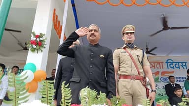 80वाँ स्वतंत्रता दिवस | खगड़िया
15 अगस्त 2026...
भारत के स्वतंत्रता संग्राम के वीर सपूतों और अमर शहीदों को नमन करने का गौरवपूर्ण दिन।
खगड़िया में 80वें स्वतंत्रता दिवस के अवसर पर जे.एन.के.टी. इंटरस्तरीय विद्यालय के मैदान में जिला प्रशासन, खगड़िया द्वारा भव्य झंडोत्तोलन समारोह का आयोजन किया गया।
समारोह में मुंगेर प्रमंडल के आयुक्त श्री प्रेम सिंह मीणा द्वारा राष्ट्रीय ध्वज फहराया गया।
तिरंगा शान से लहराया और पूरा परिसर राष्ट्रगान की गूंज से गुंजायमान हो उठा।
इस गौरवपूर्ण अवसर पर जिलाधिकारी, खगड़िया श्री विक्रम विरकर, पुलिस अधीक्षक श्री भानु प्रताप सिंह, अपर समाहर्ता आरती, अनुमंडल पदाधिकारी, सदर सहित जिले के सभी पदाधिकारी एवं कर्मी उपस्थित रहे।
कार्यक्रम में जनप्रतिनिधियों, आमजनों और मीडिया बंधुओं की भी गरिमामयी सहभागिता रही।
देशभक्ति, उत्साह और राष्ट्रगौरव से सराबोर वातावरण में खगड़िया ने स्वतंत्रता दिवस को हर्षोल्लास के साथ मनाया।
यह दिन हमें याद दिलाता है कि स्वतंत्रता केवल हमारा अधिकार नहीं, बल्कि इसे सुरक्षित और सशक्त बनाए रखना हम सभी का दायित्व है।
आइए, तिरंगे की आन, बान और शान को सदैव ऊंचा रखने का संकल्प लें।