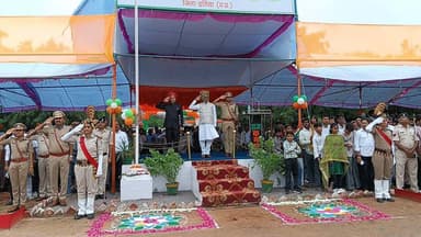 जिले में हर्षोल्लास एवं धूमधाम से मनाया गया 80वाँ स्वतंत्रता दिवस
मंत्री श्री नारायण सिंह कुशवाह ने पुलिस लाइन ग्राउंड पर आयोजित मुख्य समारोह में किया ध्वजारोहण
मुख्यमंत्री डॉ. मोहन यादव के स्वाधीनता संदेश का हुआ सीधा प्रसारण
रंगारंग सांस्कृतिक प्रस्तुतियों में बही देशभक्ति एवं लोकरंगों की धारा
दतिया जिले में देश का 80वाँ स्वतंत्रता दिवस हर्षोल्लास, धूमधाम एवं गरिमामय वातावरण में मनाया गया। पुलिस लाइन ग्राउंड पर आयोजित जिले के मुख्य एवं भव्य स्वतंत्रता दिवस समारोह में उद्यानिकी, खाद्य प्रसंस्करण एवं सामाजिक न्याय एवं दिव्यांगजन सशक्तिकरण मंत्री श्री नारायण सिंह कुशवाह ने ध्वजारोहण कर संयुक्त परेड की सलामी ली। इस अवसर पर मुख्यमंत्री डॉ. मोहन यादव के प्रदेश की जनता के नाम स्वाधीनता संदेश एवं राज्य स्तरीय कार्यक्रम का सीधा प्रसारण किया गया, जिसे उपस्थित जनसमुदाय ने देखा एवं सुना।
प्रातः 9 बजे प्रारंभ हुए स्वतंत्रता दिवस समारोह में मुख्य अतिथि मंत्री श्री नारायण सिंह कुशवाह ने ध्वजारोहण के पश्चात खुले वाहन में कलेक्टर श्री स्वप्निल वानखड़े एवं पुलिस अधीक्षक श्री मयूर खंडेलवाल के साथ सवार होकर संयुक्त परेड का निरीक्षण किया। परेड में शामिल जवानों ने तीन बार हर्ष फायर कर स्वतंत्रता दिवस अमर रहे एवं राष्ट्र की जय के उद्घोष किए। इसके पश्चात मंत्री श्री कुशवाह ने जिलेवासियों के नाम बधाई एवं शुभकामना संदेश दिया तथा जिले के विकास एवं आमजन के हित में संचालित योजनाओं एवं उपलब्धियों की जानकारी दी।
मंत्री श्री कुशवाह ने जिलेवासियों को स्वतंत्रता दिवस की बधाई एवं शुभकामनाएं देते हुए खुले आसमान में रंग-बिरंगे गुब्बारे छोड़े। इस अवसर पर स्वतंत्रता संग्राम सेनानियों एवं लोकतंत्र सेनानियों को शॉल एवं श्रीफल भेंट कर सम्मानित किया गया। स्कूली बच्चों द्वारा मनोहारी एवं रंगारंग सांस्कृतिक कार्यक्रमों की प्रस्तुतियां दी गईं। ‘हर घर तिरंगा’ अभियान के चलते स्वतंत्रता दिवस के अवसर पर पूरे जिले में देशभक्ति और राष्ट्रीय एकता की विशेष छटा देखने को मिली। मुख्य समारोह में बड़ी संख्या में शहरवासी स्वतंत्रता दिवस का उत्सव मनाने पहुंचे।
परेड एवं बैंड की हुई आकर्षक प्रस्तुति
मुख्य समारोह के दौरान पुलिस बैंड द्वारा राष्ट्रगान की धुन की मनोहारी प्रस्तुति दी गई। इसके पश्चात परेड कमांडर रक्षित निरीक्षक श्रीमती रूमा नाज एवं टूआईसी सूबेदार श्री होतम सिंह के नेतृत्व में संयुक्त परेड आयोजित की गई।
परेड में 29वीं बटालियन दतिया के प्लाटून कमांडर श्री अजय राय, जिला पुलिस बल क्रमांक-1 के प्लाटून कमांडर श्री अनफासुल हसन, जिला पुलिस बल क्रमांक-2 महिला प्लाटून की प्लाटून कमांडर श्रीमती श्वेता सिकरवार, जिला होमगार्ड के प्लाटून कमांडर श्री शिवराज सिंह बघेल, एनसीसी सीनियर प्लाटून कमांडर भावना कुशवाहा, एनसीसी जूनियर-1 प्लाटून कमांडर श्री आदित्य जौहरिया, एनसीसी जूनियर-2 प्लाटून कमांडर श्री अदनान खान, जिला स्काउट दल के प्लाटून कमांडर श्री विकास अहिरवार, जिला गाइड दल की प्लाटून कमांडर कुमारी प्रतिज्ञा अहिरवार, एमएलबी स्कूल की प्लाटून कमांडर कुमारी आयुषी रजक एवं शौर्य दल की प्लाटून कमांडर कु. दीप्ति रायकवार के नेतृत्व में दलों ने मार्च पास्ट कर क्रमवार मुख्य अतिथि को सलामी दी।
बैंड दल में 29वीं बटालियन दतिया के सहायक उप निरीक्षक श्री पन्नालाल दोहरे, प्रधान आरक्षक श्री लखन लाल तथा 35वीं बटालियन मंडला के प्रधान आरक्षक श्री रिंकू राजौरिया, आरक्षक श्री अजय एवं श्री मंगल सिंह द्वारा मनमोहक प्रस्तुति दी गई।
मुख्य अतिथि मंत्री श्री कुशवाह ने सभी टुकड़ियों के परेड कमांडरों से परिचय प्राप्त किया तथा उनके कुशल नेतृत्व के लिए बधाई दी। कार्यक्रम के दौरान मंत्री श्री कुशवाह द्वारा मीसाबंदियों, स्वतंत्रता संग्राम सेनानियों एवं उनके आश्रितों का फूल-माला, शॉल एवं श्रीफल भेंट कर सम्मान किया गया।
सांस्कृतिक कार्यक्रमों ने जगाया देशभक्ति का जज्बा, लोकधारा भी बही
स्कूल शिक्षा विभाग द्वारा चयनित शिक्षण संस्थाओं के विद्यार्थियों ने देशभक्ति, राष्ट्रीय एकता एवं लोक संस्कृति से ओत-प्रोत आकर्षक एवं मनमोहक सांस्कृतिक प्रस्तुतियां दीं। बड़ी संख्या में उपस्थित जिले के नागरिकों ने करतल ध्वनि के साथ स्कूली बच्चों का उत्साहवर्धन किया।
परेड एवं सांस्कृतिक कार्यक्रमों में ये रहे विजेता
निर्णायक दल द्वारा परेड के शस्त्रधारी दल में एसएएफ बटालियन को प्रथम, जिला पुलिस बल महिला को द्वितीय एवं जिला पुलिस बल पुरुष को तृतीय स्थान प्रदान किया गया।
इसी प्रकार निशस्त्र दल में एनसीसी सीनियर विंग, पीजी कॉलेज ने प्रथम, एनसीसी जूनियर विंग, उच्चतर माध्यमिक विद्यालय क्रमांक-2 ने द्वितीय तथा शौर्य दल ने तृतीय स्थान प्राप्त किया।
सांस्कृतिक कार्यक्रमों की श्रृंखला में महामाया पब्लिक स्कूल ने प्रथम, केंद्रीय विद्यालय ने द्वितीय तथा एमएलबी कन्या उच्चतर माध्यमिक विद्यालय ने तृतीय स्थान प्राप्त किया।
समारोह के मुख्य अतिथि मंत्री श्री नारायण सिंह कुशवाह ने स्वतंत्रता दिवस समारोह के अवसर पर विभिन्न क्षेत्रों में उल्लेखनीय कार्य करने वाली विभूतियों एवं ग्राम पंचायतों को जिला प्रशासन की ओर से प्रशस्ति पत्र भेंट कर सम्मानित किया। साथ ही उत्कृष्ट कार्य करने वाले विभिन्न विभागों के शासकीय सेवकों को प्रमाण-पत्र प्रदान कर सम्मानित किया गया।
इस अवसर पर क्षेत्रीय सांसद श्रीमती संध्या राय, कलेक्टर श्री स्वप्निल वानखड़े, पुलिस अधीक्षक श्री मयूर खंडेलवाल, मुख्य कार्यपालन अधिकारी जिला पंचायत श्री अक्षय कुमार तेम्रवाल सहित जनप्रतिनिधि, अधिकारी-कर्मचारी, गणमान्य नागरिक, पत्रकारबंधु एवं बड़ी संख्या में स्कूली छात्र-छात्राएं उपस्थित रहे।
स्कूली बच्चों के साथ मंत्री श्री कुशवाह ने लिया सुरुचिपूर्ण भोज का आनंद
स्वतंत्रता दिवस समारोह के अंतर्गत आयोजित विशेष मध्यान्ह भोजन कार्यक्रम में मंत्री श्री नारायण सिंह कुशवाह शामिल हुए। उन्होंने शासकीय कन्या माध्यमिक विद्यालय क्रमांक-1, हाथीखाना, वार्ड क्रमांक-13 में स्कूली बच्चों के साथ बैठकर विशेष भोज का आनंद लिया। इस अवसर पर जनप्रतिनिधि, अधिकारी-कर्मचारी एवं छात्र-छात्राएं उपस्थित रहे।
Dr Mohan Yadav
CM Madhya Pradesh
Jansampark Madhya Pradesh
#datia #CMMadhyaPradesh #JansamparkMP #दतिया #IndependenceDay #IndependenceDay2026 #MadhyaPradesh