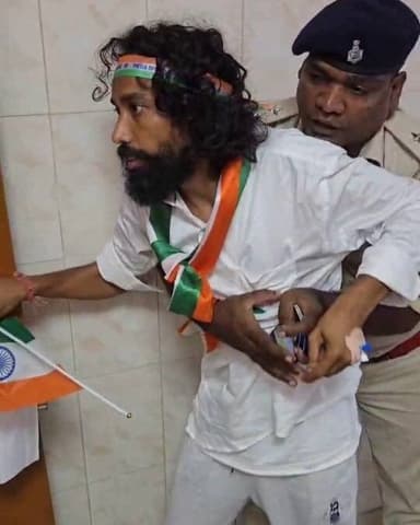 14 दिनों से भूख हड़ताल पर बैठे देवेंद्र नाथ महतो, पुलिस पर धक्का-मुक्की का आरोप
रांची। झारखंड में छात्र आंदोलन से जुड़े देवेंद्र नाथ महतो ने आरोप लगाया है कि स्वतंत्रता दिवस के मौके पर पुलिस ने उन्हें रोकने की कोशिश की। महतो के अनुसार, करीब 14 दिनों से चल रहे उनके आंदोलन के दौरान पुलिस ने उनके साथ धक्का-मुक्की की और बलपूर्वक रोकने का प्रयास किया।
देवेंद्र नाथ महतो ने आरोप लगाया कि उनके साथ मौजूद साथियों के साथ भी पुलिस ने मारपीट की। उन्होंने कहा कि कई दिनों से भूख हड़ताल पर रहने के बावजूद वे अपने अधिकारों और जनता की आवाज को लेकर आंदोलन में डटे हुए हैं।
महतो ने कहा कि आंदोलनकारियों को इस तरह रोककर उनकी आवाज को दबाया नहीं जा सकता। उन्होंने अपने समर्थकों और छात्रों से शांतिपूर्ण तरीके से अपनी मांगों को लेकर आवाज उठाते रहने की बात कही।
घटना को लेकर आंदोलन से जुड़े लोगों में नाराजगी देखी जा रही है। वहीं, पुलिस की ओर से इस आरोप पर विस्तृत प्रतिक्रिया सामने आने के बाद ही स्थिति और स्पष्ट हो सकेगी।
#DevendraNathMahato #देवेंद्रनाथमहतो #Jharkhand #JharkhandNews #JharkhandStudentProtest #StudentProtest #JPSC #JSSC #RanchiNews #Ranchi #JharkhandStudents #StudentMovement #IndependenceDay #IndependenceDay2026 #15August #JaiHind #BreakingNews #LatestNews #ViralNews #TrendingNews #झारखंड #रांची #छात्रआंदोलन #भूखहड़ताल