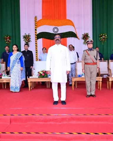 मोरहाबादी मैदान में सीएम हेमंत सोरेन ने फहराया तिरंगा, परेड की ली सलामी
रांची। राजधानी रांची के मोरहाबादी मैदान में स्वतंत्रता दिवस के अवसर पर आयोजित राजकीय समारोह में मुख्यमंत्री हेमंत सोरेन ने तिरंगा फहराया और परेड की सलामी ली। इस दौरान उन्होंने राज्यवासियों को स्वतंत्रता दिवस की शुभकामनाएं दीं।
समारोह में राज्य के मुख्य सचिव अविनाश कुमार, डीजीपी तदाशा मिश्रा, विधायक कल्पना सोरेन समेत राज्य सरकार के कई वरिष्ठ अधिकारी और गणमान्य लोग मौजूद रहे।
स्वतंत्रता दिवस समारोह में पुलिस परेड आकर्षण का प्रमुख केंद्र रहा। इस दौरान 14 प्लाटून के जवानों ने परेड प्रस्तुत की। इस बार परेड में ओडिशा पुलिस की एक प्लाटून की भागीदारी भी खास आकर्षण रही।
पूरे समारोह के दौरान देशभक्ति का माहौल देखने को मिला और बड़ी संख्या में लोग कार्यक्रम में शामिल हुए।
#IndependenceDay #15August #JaiHind #JaiBharat #HemantSoren #RanchiNews #JharkhandNews #MorabadiMaidan #IndependenceDay2026 #Jharkhand #Ranchi #Tiranga #TirangaYatra #PoliceParade #ViralNews #BreakingNews #LatestNews #TrendingNews #स्वतंत्रतादिवस #रांची #झारखंड #जय_हिंद #तिरंगा