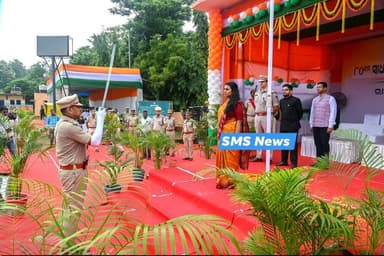 SMS News Bureau Rourkela
ଜିଲ୍ଲାସ୍ତରୀୟ ସ୍ବାଧୀନତା ଦିବସ ସମାରୋହ।
ଉଦିତନଗର ପଡ଼ିଆରେ ଅନୁଷ୍ଠିତ ୮୦ତମ ସ୍ଵାଧୀନତା ଦିବସ ସମାରୋହ ଅବସରରେ ମୁଖ୍ୟ ଅତିଥି ଭାବେ ଯୋଗଦେଇ ଜାତୀୟ ପତାକା ଉତ୍ତୋଳନ କରିବା ସହ ଅଭିବାଦନ ଗ୍ରହଣ କରିଥିଲେ ରାଉରକେଲା ଅତିରିକ୍ତ ଜିଲ୍ଲାପାଳ ସୁଶ୍ରୀ ଦୀନା ଦସ୍ତଗୀର୍(ଭା.ପ୍ର.ସେ) ।
ଏହି କାର୍ଯ୍ୟକ୍ରମରେ ବିଭିନ୍ନ କ୍ଷେତ୍ରରେ ଉଲ୍ଲେଖନୀୟ ଅବଦାନ ପାଇଁ ରାଉରକେଲାର ପ୍ରତିଭାମାନଙ୍କୁ ସମ୍ବର୍ଦ୍ଧିତ କରାଯାଇଥିଲା। ଏହାସହ ସ୍କୁଲ ଛାତ୍ରଛାତ୍ରୀମାନଙ୍କୁ ନେଇ ପୂର୍ବରୁ ଅନୁଷ୍ଠିତ ହୋଇଥିବା ବିଭିନ୍ନ ପ୍ରତିଯୋଗିତାର କୃତୀ ପ୍ରତିଯୋଗୀମାନଙ୍କୁ ମଧ୍ୟ ପୁରସ୍କାର ପ୍ରଦାନ କରାଯାଇଥିଲା।
ସମାରୋହରେ ରାଉରକେଲା ଆରକ୍ଷୀ ଅଧିକ୍ଷକ ଶ୍ରୀଯୁକ୍ତ ନିତେଶ ୱାଧୱାନି, ରାଉରକେଲା ବନଖଣ୍ଡ ଅଧିକାରୀ ଶ୍ରୀଯୁକ୍ତ ରବି ମୀନା, ଉପ ଜିଲ୍ଲାପାଳ ଶ୍ରୀଯୁକ୍ତ ଚନ୍ଦ୍ରକାନ୍ତ ମଲ୍ଲିକ ପ୍ରମୁଖ ଉପସ୍ଥିତ ଥିଲେ। ସାଂସ୍କୃତିକ କାର୍ଯ୍ୟକ୍ରମ ଓ ଚିତ୍ତାକର୍ଷକ ପରେଡ୍ ପ୍ରଦର୍ଶନକୁ ଉପଭୋଗ କରିବା ପାଇଁ ଉପସ୍ଥିତ ଜନସାଧାରଣଙ୍କ ମଧ୍ୟରେ ପ୍ରବଳ ଉତ୍ସାହ ପରିଲକ୍ଷିତ ହୋଇଥିଲା।
#smsnewsnetwork #independencedayindia #IndependenceDay #independencedaycelebration #Raurkela
#15thaugust #raurkelamunicipalcorporation #raurkelasmartcity #RMCity