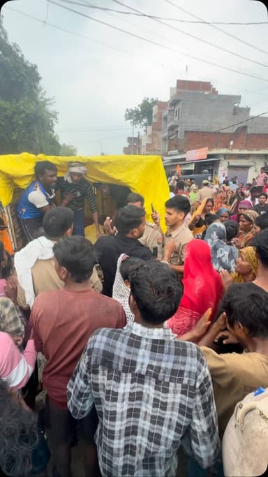 नगर पंचायत चायल में बीते दिन तालाब में डूबे बच्चे की मौत पर परिवार ने सड़क पर कर दिया चक्का जाम @kaushambipolice