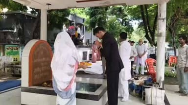 हमीरपुर *जनपद में हर्षोल्लास एवं गरिमापूर्ण ढंग से मनाया गया 80वां स्वतंत्रता दिवस*
*“स्वतंत्रता केवल अधिकार नहीं, उसे सुरक्षित रखना हम सभी का सामूहिक दायित्व” — जिलाधिकारी*
हमीरपुर। जनपद हमीरपुर में 80वां स्वतंत्रता दिवस पूरे हर्षोल्लास, उत्साह एवं गरिमापूर्ण वातावरण में मनाया गया। इस अवसर पर जनपदभर में विभिन्न कार्यक्रम आयोजित किए गए तथा तहसील, विकासखंड एवं ग्राम स्तर तक सभी शासकीय कार्यालयों में राष्ट्रध्वज फहराकर स्वतंत्रता संग्राम सेनानियों एवं देश के अमर बलिदानियों को नमन किया गया।
कलेक्ट्रेट भवन पर जिलाधिकारी श्री अभिषेक गोयल ने ध्वजारोहण किया। पुलिस लाइन में पुलिस अधीक्षक श्री मृगांक शेखर पाठक तथा विकास भवन में मुख्य विकास अधिकारी श्री अरुण कुमार सिंह द्वारा ध्वजारोहण किया गया। कोषागार हमीरपुर भवन पर कोषाधिकारी श्रीमती अंकिता सिंह द्वारा ध्वजारोहण किया गया। इसके अतिरिक्त जनपद, तहसील एवं ग्राम स्तर पर स्थित सभी शासकीय कार्यालयों में भी ध्वजारोहण एवं राष्ट्रगान के साथ स्वतंत्रता दिवस समारोह आयोजित किए गए।
*स्वतंत्रता दिवस पर कलेक्ट्रेट सभागार में आयोजित हुई विचार गोष्ठी*
ध्वजारोहण के उपरांत कलेक्ट्रेट सभागार में जिलाधिकारी श्री अभिषेक गोयल की अध्यक्षता में अधिकारियों एवं कर्मचारियों के साथ विचार गोष्ठी आयोजित की गई। गोष्ठी में अपर जिलाधिकारी (वित्त एवं राजस्व) श्री राकेश कुमार, अपर जिलाधिकारी (न्यायिक) श्रीमती रिजवाना शाहिद तथा अपर जिलाधिकारी (नमामि गंगे) श्री विजय सिंह ने स्वतंत्रता दिवस के महत्व, स्वतंत्रता संग्राम सेनानियों के त्याग एवं बलिदान तथा राष्ट्र के प्रति नागरिकों के कर्तव्यों पर अपने विचार व्यक्त किए।
इस अवसर पर जिलाधिकारी श्री अभिषेक गोयल ने अपने संबोधन में स्वतंत्रता दिवस के पारंपरिक संदेश से आगे बढ़ते हुए स्वतंत्रता के वास्तविक अर्थ और उसकी वर्तमान प्रासंगिकता पर विचार साझा किए। उन्होंने कहा कि आज की पीढ़ी के लिए यह समझना आवश्यक है कि स्वतंत्रता हमें सहज रूप से प्राप्त नहीं हुई, बल्कि अत्यंत विषम परिस्थितियों में लाखों लोगों के संघर्ष, त्याग और बलिदान के परिणामस्वरूप मिली है।
उन्होंने कहा कि आज हम अपने अधिकारों, सुविधाओं एवं अपेक्षाओं को लेकर सहजता से अपनी बात रखते हैं, लेकिन स्वतंत्रता संग्राम के दौर की परिस्थितियों की कल्पना करना भी हमारे लिए कठिन है। उस समय गरीबी, अशिक्षा, स्वास्थ्य एवं अन्य मूलभूत सुविधाओं के अभाव के बावजूद लोगों ने विदेशी शासन के विरुद्ध संघर्ष किया और अपने वर्तमान के साथ-साथ आने वाली पीढ़ियों के भविष्य के लिए भी बलिदान दिया। इसलिए स्वतंत्रता दिवस केवल एक राष्ट्रीय पर्व नहीं, बल्कि उन महान लोगों के असाधारण साहस और त्याग को समझने तथा स्मरण करने का अवसर है।
जिलाधिकारी ने कहा कि स्वतंत्रता को हमें “टेकन फॉर ग्रांटेड” नहीं लेना चाहिए। स्वतंत्रता प्राप्त होना जितना महत्वपूर्ण था, उतना ही महत्वपूर्ण उसे सुरक्षित रखना भी है। विश्व के अनेक देशों के उदाहरण बताते हैं कि स्वतंत्रता और लोकतांत्रिक व्यवस्थाएं हमेशा स्वतः सुरक्षित नहीं रहतीं। उन्होंने कहा कि हमारा देश मजबूत है, लेकिन प्रत्येक नागरिक का यह दायित्व है कि वह अपने आचरण एवं कर्तव्यों के माध्यम से देश की स्वतंत्रता, एकता और सामाजिक व्यवस्था को मजबूत बनाए।
उन्होंने विशेष रूप से कहा कि स्वतंत्रता केवल अधिकारों का विषय नहीं, बल्कि कर्तव्यों का भी विषय है। प्रत्येक व्यक्ति के दैनिक कार्य और व्यवहार का प्रभाव समाज के अन्य लोगों की स्वतंत्रता पर भी पड़ता है। यदि हम अपने कर्तव्यों का पालन नहीं करेंगे तो केवल अपने अधिकारों की रक्षा से समाज की स्वतंत्रता सुरक्षित नहीं रह सकती। उन्होंने अधिकारियों एवं कर्मचारियों से आग्रह किया कि वे अपने कार्यों के माध्यम से आमजन को अनावश्यक कठिनाइयों से मुक्ति दिलाने तथा उन्हें बेहतर सेवाएं उपलब्ध कराने का प्रयास करें।
जिलाधिकारी ने कहा कि सरकारी कर्मचारी के रूप में प्रत्येक अधिकारी एवं कर्मचारी प्रतिदिन बड़ी संख्या में लोगों को प्रभावित करता है। इसलिए उनके पास यह अवसर है कि वे अपने व्यवहार, कार्यशैली एवं निर्णयों के माध्यम से आमजन को विभिन्न प्रकार की परेशानियों से “स्वतंत्रता” दिला सकते हैं। उन्होंने अधिकारियों एवं कर्मचारियों से अपेक्षा की कि वे अपने पद की जिम्मेदारी को केवल नौकरी के रूप में न देखें, बल्कि इसे जनसेवा एवं राष्ट्र निर्माण का माध्यम बनाएं।
जिलाधिकारी ने अधिकारियों एवं कर्मचारियों से आग्रह किया कि वे अपने परिवार, बच्चों एवं आसपास के लोगों को भी स्वतंत्रता दिवस के वास्तविक महत्व से अवगत कराएं और उन्हें यह समझाएं कि उनके अच्छे कर्म और जिम्मेदार नागरिक व्यवहार से ही समाज की स्वतंत्रता और व्यवस्था सुरक्षित रह सकती है।
उन्होंने कहा कि स्वतंत्रता दिवस केवल एक दिन मनाने का पर्व नहीं है, बल्कि पूरे वर्ष अपने कार्यों और कर्तव्यों के माध्यम से यह विचार करने का अवसर है कि हम अपनी तथा समाज की स्वतंत्रता को सुरक्षित रखने में कितना योगदान दे रहे हैं।
*स्वतंत्रता सेनानियों के परिजनों का किया सम्मान*
विचार गोष्ठी को संबोधित करने के उपरांत जिलाधिकारी श्री अभिषेक गोयल द्वारा जनपद हमीरपुर के स्वतंत्रता सेनानियों के परिजनों को मिष्ठान्न, श्रीफल एवं शॉल भेंटकर सम्मानित किया गया।
*गांधी पार्क में महात्मा गांधी की प्रतिमा पर माल्यार्पण एवं शहीद स्थल पर पुष्पार्पण*
विचार गोष्ठी के उपरांत जिलाधिकारी श्री अभिषेक गोयल द्वारा गांधी पार्क में राष्ट्रपिता महात्मा गांधी की प्रतिमा पर माल्यार्पण किया गया। इसके पश्चात शहीद स्थल पर पहुंचकर शहीदों को पुष्पार्पण कर नमन किया गया।
*खेल विभाग द्वारा क्रॉस कंट्री रेस का आयोजन*
स्वतंत्रता दिवस के अवसर पर खेल विभाग द्वारा क्रॉस कंट्री रेस का आयोजन किया गया। क्रॉस कंट्री रेस का उद्घाटन नगर पालिका अध्यक्ष, हमीरपुर श्री कुलदीप निषाद द्वारा किया गया। प्रतियोगिता के उपरांत पुरस्कार वितरण अपर जिलाधिकारी (वित्त एवं राजस्व) एवं अपर पुलिस अधीक्षक द्वारा किया गया।
अंत में जिलाधिकारी ने अधिकारियों एवं कर्मचारियों को स्वतंत्रता दिवस की शुभकामनाएं देते हुए राष्ट्रहित एवं जनहित में पूरी निष्ठा के साथ कार्य करने का आह्वान किया। उन्होंने अपने संबोधन का समापन “जय हिंद, जय भारत” के उद्घोष के साथ किया।
कार्यक्रम में डिप्टी कलेक्टर के.डी. शर्मा, डिप्टी कलेक्टर पैगाम हैदर, सूचना अधिकारी सतीश कुमार, ईडीएम चक्रेश त्रिवेदी, कलेक्ट्रेट कर्मचारी संघ के अध्यक्ष जगदीश निगम, महिला कल्याण विभाग से शिखा सोनी, दीक्षा सिंह सहित कलेक्ट्रेट के समस्त अधिकारी एवं कर्मचारीगण तथा अन्य संबंधित अधिकारी उपस्थित रहे।