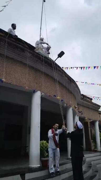 हमीरपुर जनपद में हर्षोल्लास एवं गरिमापूर्ण ढंग से मनाया गया 80वां स्वतंत्रता दिवस*
*“स्वतंत्रता केवल अधिकार नहीं, उसे सुरक्षित रखना हम सभी का सामूहिक दायित्व” — जिलाधिकारी*
हमीरपुर। जनपद हमीरपुर में 80वां स्वतंत्रता दिवस पूरे हर्षोल्लास, उत्साह एवं गरिमापूर्ण वातावरण में मनाया गया। इस अवसर पर जनपदभर में विभिन्न कार्यक्रम आयोजित किए गए तथा तहसील, विकासखंड एवं ग्राम स्तर तक सभी शासकीय कार्यालयों में राष्ट्रध्वज फहराकर स्वतंत्रता संग्राम सेनानियों एवं देश के अमर बलिदानियों को नमन किया गया।
कलेक्ट्रेट भवन पर जिलाधिकारी श्री अभिषेक गोयल ने ध्वजारोहण किया। पुलिस लाइन में पुलिस अधीक्षक श्री मृगांक शेखर पाठक तथा विकास भवन में मुख्य विकास अधिकारी श्री अरुण कुमार सिंह द्वारा ध्वजारोहण किया गया। कोषागार हमीरपुर भवन पर कोषाधिकारी श्रीमती अंकिता सिंह द्वारा ध्वजारोहण किया गया। इसके अतिरिक्त जनपद, तहसील एवं ग्राम स्तर पर स्थित सभी शासकीय कार्यालयों में भी ध्वजारोहण एवं राष्ट्रगान के साथ स्वतंत्रता दिवस समारोह आयोजित किए गए।
*स्वतंत्रता दिवस पर कलेक्ट्रेट सभागार में आयोजित हुई विचार गोष्ठी*
ध्वजारोहण के उपरांत कलेक्ट्रेट सभागार में जिलाधिकारी श्री अभिषेक गोयल की अध्यक्षता में अधिकारियों एवं कर्मचारियों के साथ विचार गोष्ठी आयोजित की गई। गोष्ठी में अपर जिलाधिकारी (वित्त एवं राजस्व) श्री राकेश कुमार, अपर जिलाधिकारी (न्यायिक) श्रीमती रिजवाना शाहिद तथा अपर जिलाधिकारी (नमामि गंगे) श्री विजय सिंह ने स्वतंत्रता दिवस के महत्व, स्वतंत्रता संग्राम सेनानियों के त्याग एवं बलिदान तथा राष्ट्र के प्रति नागरिकों के कर्तव्यों पर अपने विचार व्यक्त किए।
इस अवसर पर जिलाधिकारी श्री अभिषेक गोयल ने अपने संबोधन में स्वतंत्रता दिवस के पारंपरिक संदेश से आगे बढ़ते हुए स्वतंत्रता के वास्तविक अर्थ और उसकी वर्तमान प्रासंगिकता पर विचार साझा किए। उन्होंने कहा कि आज की पीढ़ी के लिए यह समझना आवश्यक है कि स्वतंत्रता हमें सहज रूप से प्राप्त नहीं हुई, बल्कि अत्यंत विषम परिस्थितियों में लाखों लोगों के संघर्ष, त्याग और बलिदान के परिणामस्वरूप मिली है।
उन्होंने कहा कि आज हम अपने अधिकारों, सुविधाओं एवं अपेक्षाओं को लेकर सहजता से अपनी बात रखते हैं, लेकिन स्वतंत्रता संग्राम के दौर की परिस्थितियों की कल्पना करना भी हमारे लिए कठिन है। उस समय गरीबी, अशिक्षा, स्वास्थ्य एवं अन्य मूलभूत सुविधाओं के अभाव के बावजूद लोगों ने विदेशी शासन के विरुद्ध संघर्ष किया और अपने वर्तमान के साथ-साथ आने वाली पीढ़ियों के भविष्य के लिए भी बलिदान दिया। इसलिए स्वतंत्रता दिवस केवल एक राष्ट्रीय पर्व नहीं, बल्कि उन महान लोगों के असाधारण साहस और त्याग को समझने तथा स्मरण करने का अवसर है।
जिलाधिकारी ने कहा कि स्वतंत्रता को हमें “टेकन फॉर ग्रांटेड” नहीं लेना चाहिए। स्वतंत्रता प्राप्त होना जितना महत्वपूर्ण था, उतना ही महत्वपूर्ण उसे सुरक्षित रखना भी है। विश्व के अनेक देशों के उदाहरण बताते हैं कि स्वतंत्रता और लोकतांत्रिक व्यवस्थाएं हमेशा स्वतः सुरक्षित नहीं रहतीं। उन्होंने कहा कि हमारा देश मजबूत है, लेकिन प्रत्येक नागरिक का यह दायित्व है कि वह अपने आचरण एवं कर्तव्यों के माध्यम से देश की स्वतंत्रता, एकता और सामाजिक व्यवस्था को मजबूत बनाए।
उन्होंने विशेष रूप से कहा कि स्वतंत्रता केवल अधिकारों का विषय नहीं, बल्कि कर्तव्यों का भी विषय है। प्रत्येक व्यक्ति के दैनिक कार्य और व्यवहार का प्रभाव समाज के अन्य लोगों की स्वतंत्रता पर भी पड़ता है। यदि हम अपने कर्तव्यों का पालन नहीं करेंगे तो केवल अपने अधिकारों की रक्षा से समाज की स्वतंत्रता सुरक्षित नहीं रह सकती। उन्होंने अधिकारियों एवं कर्मचारियों से आग्रह किया कि वे अपने कार्यों के माध्यम से आमजन को अनावश्यक कठिनाइयों से मुक्ति दिलाने तथा उन्हें बेहतर सेवाएं उपलब्ध कराने का प्रयास करें।
जिलाधिकारी ने कहा कि सरकारी कर्मचारी के रूप में प्रत्येक अधिकारी एवं कर्मचारी प्रतिदिन बड़ी संख्या में लोगों को प्रभावित करता है। इसलिए उनके पास यह अवसर है कि वे अपने व्यवहार, कार्यशैली एवं निर्णयों के माध्यम से आमजन को विभिन्न प्रकार की परेशानियों से “स्वतंत्रता” दिला सकते हैं। उन्होंने अधिकारियों एवं कर्मचारियों से अपेक्षा की कि वे अपने पद की जिम्मेदारी को केवल नौकरी के रूप में न देखें, बल्कि इसे जनसेवा एवं राष्ट्र निर्माण का माध्यम बनाएं।
जिलाधिकारी ने अधिकारियों एवं कर्मचारियों से आग्रह किया कि वे अपने परिवार, बच्चों एवं आसपास के लोगों को भी स्वतंत्रता दिवस के वास्तविक महत्व से अवगत कराएं और उन्हें यह समझाएं कि उनके अच्छे कर्म और जिम्मेदार नागरिक व्यवहार से ही समाज की स्वतंत्रता और व्यवस्था सुरक्षित रह सकती है।
उन्होंने कहा कि स्वतंत्रता दिवस केवल एक दिन मनाने का पर्व नहीं है, बल्कि पूरे वर्ष अपने कार्यों और कर्तव्यों के माध्यम से यह विचार करने का अवसर है कि हम अपनी तथा समाज की स्वतंत्रता को सुरक्षित रखने में कितना योगदान दे रहे हैं।
*स्वतंत्रता सेनानियों के परिजनों का किया सम्मान*
विचार गोष्ठी को संबोधित करने के उपरांत जिलाधिकारी श्री अभिषेक गोयल द्वारा जनपद हमीरपुर के स्वतंत्रता सेनानियों के परिजनों को मिष्ठान्न, श्रीफल एवं शॉल भेंटकर सम्मानित किया गया।
*गांधी पार्क में महात्मा गांधी की प्रतिमा पर माल्यार्पण एवं शहीद स्थल पर पुष्पार्पण*
विचार गोष्ठी के उपरांत जिलाधिकारी श्री अभिषेक गोयल द्वारा गांधी पार्क में राष्ट्रपिता महात्मा गांधी की प्रतिमा पर माल्यार्पण किया गया। इसके पश्चात शहीद स्थल पर पहुंचकर शहीदों को पुष्पार्पण कर नमन किया गया।
*खेल विभाग द्वारा क्रॉस कंट्री रेस का आयोजन*
स्वतंत्रता दिवस के अवसर पर खेल विभाग द्वारा क्रॉस कंट्री रेस का आयोजन किया गया। क्रॉस कंट्री रेस का उद्घाटन नगर पालिका अध्यक्ष, हमीरपुर श्री कुलदीप निषाद द्वारा किया गया। प्रतियोगिता के उपरांत पुरस्कार वितरण अपर जिलाधिकारी (वित्त एवं राजस्व) एवं अपर पुलिस अधीक्षक द्वारा किया गया।
अंत में जिलाधिकारी ने अधिकारियों एवं कर्मचारियों को स्वतंत्रता दिवस की शुभकामनाएं देते हुए राष्ट्रहित एवं जनहित में पूरी निष्ठा के साथ कार्य करने का आह्वान किया। उन्होंने अपने संबोधन का समापन “जय हिंद, जय भारत” के उद्घोष के साथ किया।
कार्यक्रम में डिप्टी कलेक्टर के.डी. शर्मा, डिप्टी कलेक्टर पैगाम हैदर, सूचना अधिकारी सतीश कुमार, ईडीएम चक्रेश त्रिवेदी, कलेक्ट्रेट कर्मचारी संघ के अध्यक्ष जगदीश निगम, महिला कल्याण विभाग से शिखा सोनी, दीक्षा सिंह सहित कलेक्ट्रेट के समस्त अधिकारी एवं कर्मचारीगण तथा अन्य संबंधित अधिकारी उपस्थित रहे।
District Magistrate Hamirpur up
