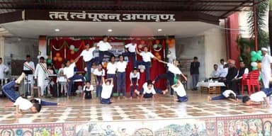 आप देश की भावी पीढ़ी हैं - कलेक्टर श्री प्रताप नारायण यादव
==
केंद्रीय विद्यालय में कलेक्टर श्री यादव ने किया ध्वजारोहण
===
केंद्रीय विद्यालय दमोह में देश का 80 वां स्वतंत्रता दिवस समारोह परंपरागत तरीके से हर्षोल्लास एवं उमंग के साथ मनाया गया। कलेक्टर श्री प्रताप नारायण यादव ने केंद्रीय विद्यालय में ध्वजारोहण किया। इस अवसर पर विद्यालयीन छात्र-छात्राओं ने देशभक्ति से ओतप्रोत गीत प्रस्तुत किये।
कलेक्टर श्री यादव ने विद्यालय के समस्त टीचिंग और नॉन टीचिंग स्टाफ, विद्यार्थियों के पालक, अभिभावक और विद्यार्थियों को देश के 80 वें स्वतंत्रता दिवस की हार्दिक शुभकामनाएं देते हुये कहा ये देश आप सभी का रास्ता देख रहा है, आप देश की भावी पीढ़ी है, देशभक्ति और जन सेवा के संकल्प से आप अपने जीवन को रचा बसा लें। यहाँ पर आप ज्ञान अर्जन के लिए आए हैं। खूब अच्छी पढ़ाई करें, खूब खेलें, खूब रचनात्मक कार्य करें और अपने परिवार का, अपने समाज का, अपने प्रदेश का, अपने देश का और पूरे विश्व का नाम रोशन करें यही मेरी शुभकामनाएं है।
#IndependenceDay #independence #damoh