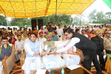 बदलते दौर का मध्यप्रदेश
==
दमोह जिले की विकास गाथा का मुख्य समारोह में हुआ वितरण
===
स्वतंत्रता दिवस मुख्य समारोह में जनसंपर्क विभाग द्वारा तैयार की गई, विकास पुस्तिका बदलते दौर का मध्यप्रदेश ''दमोह जिले की विकास गाथा'' राज्यमंत्री धर्मेन्द्र सिंह लोधी, सांसद राहुल सिंह लोधी, विधायक जयंत मलैया, श्याम शिवहरे, जिला कलेक्टर प्रताप नारायण यादव, पुलिस अधीक्षक आनंद कलादगि सहित सभी अतिथियो, गणमान्य नागरिको, सम्मानीय मीडियाजन और आमजनो दी गई।