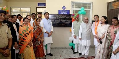 CCU यूनिट का लोकार्पण जिले के लिए बड़ी सौगात - राज्यमंत्री श्री लोधी
==
सीसीयू के शुरू होने से गंभीर दुर्घटना एवं आपातकालीन मरीजों को बेहतर और व्यवस्थित उपचार उपलब्ध हो सकेगा - सासंद श्री लोधी
==
क्रिटिकल केयर यूनिट का शुभारंभ स्वास्थ्य सुविधाओं को मजबूत करने की दिशा में महत्वपूर्ण कदम - विधायक श्री मलैया
==
जब कोई संसाधन चालू होता है, तो साधन भी उपलब्ध होने लगते हैं- श्री शिवहरे
==
स्वतंत्रता दिवस पर जिले को क्रिटिकल केयर यूनिट की मिली सौगात,
==
दुर्घटना एवं हृदय रोगियों को मिलेगी बेहतर उपचार सुविधा
===
क्रिटिकल केयर यूनिट के प्रारंभ होने से दुर्घटना में घायल मरीजों, हृदय रोग से संबंधित मरीजों तथा अन्य गंभीर एवं आपातकालीन स्थिति वाले मरीजों की व्यवस्थित देख-रेख और उपचार संभव हो सकेगा। गंभीर मरीजों को समय पर आवश्यक चिकित्सकीय सुविधाएं उपलब्ध होने से उन्हें बेहतर उपचार मिल सकेगा। इस आशय के विचार प्रदेश के संस्कृति, पर्यटन, धार्मिक न्यास एवं धर्मस्व विभाग राज्यमंत्री धर्मेन्द्र सिंह लोधी ने जिला अस्पताल परिसर में स्थित प्रधानमंत्री आयुष्मान भारत संरचना मिशन के अंर्तगत स्वीकृत 50 बिस्तरीय क्रिटिकल केयर यूनिट के लोकार्पण के दौरान व्यक्त किए।
राज्यमंत्री श्री लोधी ने कहा स्वास्थ्य क्षेत्र में अभी कई कार्य किए जाना शेष हैं, लेकिन क्रिटिकल केयर यूनिट जिले के लिए एक महत्वपूर्ण शुरुआत है। यह सुविधा गंभीर मरीजों के उपचार में महत्वपूर्ण भूमिका निभाएगी। स्वतंत्रता दिवस के अवसर पर मिली यह सौगात निश्चित रूप से जिलेवासियों के लिए प्रसन्नता का विषय है।
सांसद राहुल सिंह लोधी ने का कहा क्रिटिकल केयर यूनिट के शुरू होने से गंभीर, दुर्घटना एवं आपातकालीन मरीजों को बेहतर और व्यवस्थित उपचार उपलब्ध हो सकेगा। इसके साथ ही दमोह में मेडिकल कॉलेज भी पूर्णता की ओर अग्रसर है, जिससे जिले में स्वास्थ्य सेवाओं के विस्तार को नई दिशा मिलेगी।
उन्होंने कहा जनप्रतिनिधियों के प्रयासों से दमोह में स्वास्थ्य सुविधाओं को और मजबूत करने के लिए निरंतर प्रयास किए जा रहे हैं। जिलेवासियों को बेहतर स्वास्थ्य व्यवस्था के साथ-साथ बेहतर शिक्षा व्यवस्था उपलब्ध कराने के लिए सरकार संकल्पित है।
दमोह विधायक जयंत मलैया ने कहा स्वतंत्रता के 80 वर्ष पूरे होने पर जिले के लिए इससे बड़ी सौगात नहीं हो सकती। क्रिटिकल केयर यूनिट का शुभारंभ स्वास्थ्य सुविधाओं को मजबूत करने की दिशा में महत्वपूर्ण कदम है। आने वाले समय में यहां आवश्यक अन्य व्यवस्थाएं भी विकसित की जाएंगी। संबंधित अधिकारियों ने कहा कि यूनिट फंक्शनल हो चुकी है और मरीजों को बेहतर उपचार उपलब्ध कराया जाएगा।
श्याम शिवहरे ने कहा जिले के नागरिको के लिए यह एक बहुत स्वर्णिम अवसर है। दमोह में जो क्रिटिकल केसेस आते थे, उनको सागर, जबलपुर शिफ्ट करना पडता था, अब दमोह के लोगों को सुविधा मिल जाएगी। करोड़ों की लागत से यह यूनिट स्टार्ट होने वाला है और जहां तक स्टाफ की बात है, जब कोई संसाधन चालू होता है, तो साधन भी उपलब्ध होने लगते हैं। हमारे जनप्रतिनिधि पूरी ताकत के साथ में इसको शीघ्र अति शीघ्र इसका संचालन भी करा लेंगे, ऐसी आशा के साथ दमोह के नगरवासियों को स्वतंत्रता दिवस की बहुत-बहुत शुभकामनाएं।
#damoh
