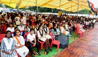 बारिश के बीच भी कम नहीं हुआ देशभक्ति का जज्बा- राज्यमंत्री श्री लोधी
==
दमोह में स्वतंत्रता दिवस मुख्य समारोह में राज्यमंत्री ने किया ध्वजारोहण,
==
जिलेवासियों को दी शुभकामनाएं
=
जिले में आजादी का पर्व हर्षोउल्लास पूर्वक मनाया गया,
==
मुख्यमंत्री जी के संदेश को लाइव देखा व सुना गया
==
प्रदेश के संस्कृति, पर्यटन, धार्मिक न्यास एवं धर्मस्व विभाग के राज्यमंत्री (स्वतंत्र प्रभार) श्री धर्मेंद्र सिंह लोधी ने स्वतंत्रता दिवस के अवसर पर तहसील मैदान में आयोजित मुख्य समारोह में प्रदेशवासियों एवं दमोह जिलावासियों को हार्दिक शुभकामनाएं दीं। उन्होंने दमोह में आयोजित स्वतंत्रता दिवस मुख्य समारोह में ध्वजारोहण किया तथा मुख्यमंत्री डॉ. मोहन यादव के संदेश का श्रवण किया।
राज्यमंत्री श्री लोधी ने कहा कि आज दमोह में ध्वजारोहण करने का सौभाग्य प्राप्त हुआ। मुख्यमंत्री डॉ. मोहन यादव का उद्बोधन सभी ने सुना। इसके साथ ही स्वतंत्रता दिवस समारोह में दमोह जिले की उपलब्धियों को भी प्रस्तुत किया गया। उन्होंने कहा कि जब हम विकसित भारत की बात करते हैं, तो आने वाले समय में दमोह जिले का योगदान भी महत्वपूर्ण रहेगा। इसी भावना के साथ जिले में स्वतंत्रता दिवस उत्साह और उमंग के साथ मनाया गया।
उन्होंने कहा कि लगातार बारिश के बावजूद लोगों के उत्साह में कोई कमी नहीं आई। यह दर्शाता है कि जिले के लोगों में देशभक्ति की भावना कितनी प्रबल है। बड़ी संख्या में लोगों ने स्वतंत्रता दिवस समारोह में भाग लेकर राष्ट्र के प्रति अपनी प्रतिबद्धता व्यक्त की।
श्री लोधी ने कहा कि प्रधानमंत्री नरेंद्र मोदी जी के आह्वान पर ‘हर घर तिरंगा’ अभियान के अंतर्गत जिलेवासियों ने अपने-अपने घरों पर तिरंगा फहराया। लोगों ने तिरंगे के साथ सेल्फी लेकर सोशल मीडिया पर साझा की और ‘वंदे मातरम्’ का संदेश दिया। उन्होंने कहा स्वतंत्रता दिवस से पहले और स्वतंत्रता दिवस के दिन तक चले इस अभियान से पूरे जिले में देशभक्ति और राष्ट्रभक्ति का वातावरण बना रहा।
राज्यमंत्री श्री लोधी ने पुनः सभी देशवासियों, प्रदेशवासियों एवं दमोह जिलावासियों को स्वतंत्रता दिवस की हार्दिक शुभकामनाएं दीं।
मुख्य समारोह में संदेश वाचन करते हुए राज्यमंत्री श्री लोधी ने जिले के विकास और उपलब्धियों पर प्रकाश डालते हुए कहा दमोह को पन्ना एवं छतरपुर जिले से जोड़ने वाले मडियादों-बर्धा-किशनगढ़ मार्ग के 27.80 किलोमीटर चौड़ीकरण के लिए ₹74 करोड़ 44 लाख की प्रशासकीय स्वीकृति दी गई है। लोक निर्माण विभाग के अंतर्गत 100.52 किलोमीटर लंबाई के 21 मार्गों का ₹147 करोड़ 52 लाख की लागत से निर्माण कार्य प्रगतिरत है।
उन्होंने कहा दमोह-पटेरा एवं जबेरा-तेंदूखेड़ा समूह जल प्रदाय योजनाओं का कार्य पूर्ण हो चुका है, जिससे जिले के 657 ग्रामों में जल प्रदाय किया जा रहा है। सतधरु मध्यम सिंचाई परियोजना में बांध का कार्य 100 प्रतिशत तथा नहर का 95 प्रतिशत पूर्ण हो चुका है। पारना जलाशय में बांध का 87 प्रतिशत कार्य पूर्ण है, जबकि दादपुर स्टॉप डेम का 50 प्रतिशत कार्य पूरा हो गया है।
शिक्षा के क्षेत्र में जिले के 6 सांदीपनि विद्यालयों का फिनिशिंग कार्य नवंबर-दिसंबर तक पूरा होने की संभावना है। 18 पीएमश्री विद्यालयों में अटल लैब एवं खेल मैदान निर्माण कार्य प्रगति पर है तथा 12 हायर सेकेंडरी विद्यालयों में अतिरिक्त कक्ष एवं विज्ञान प्रयोगशालाओं का निर्माण कराया जा रहा है।
स्वास्थ्य क्षेत्र में ₹355 करोड़ 34 लाख की लागत से नवीन चिकित्सा महाविद्यालय भवन का निर्माण पूरा कराया गया है। साथ ही 5 प्राथमिक स्वास्थ्य केन्द्र, 29 उप स्वास्थ्य केन्द्र एवं 4 बीपीएचयू भवनों का निर्माण एवं विकास कार्य किया गया है। जिला चिकित्सालय में 50 बिस्तरीय क्रिटिकल केयर हेल्थ ब्लॉक का निर्माण भी कराया गया है।
उत्कृष्ट कार्य करने वाले अधिकारी-कर्मचारी हुए सम्मानित
प्रदेश के संस्कृति, पर्यटन, धार्मिक न्यास एवं धर्मस्व विभाग के राज्यमंत्री (स्वतंत्र प्रभार) श्री धर्मेंद्र सिंह लोधी, सांसद राहुल सिंह लोधी ने पुलिस-प्रशासन और विभिन्न विभागो के अधिकारियों-कर्मचारियों को उल्लेखनीय सेवाओं के लिए प्रमाण पत्र प्रदान कर सम्मानित किया। इस मौके पर विधायक जयंत मलैया, भाजपा जिलाध्यक्ष श्याम शिवहरे, जिला पंचायत अध्यक्ष रंजीता गौरव पटेल, कलेक्टर प्रताप नारायण यादव और पुलिस अधीक्षक आनंद कलादगि मौजूद रहे।
लोकतंत्र सेनानियों का सम्मान
इस अवसर पर राज्यमंत्री धर्मेन्द्र सिंह लोधी और सांसद राहुल सिंह लोधी नें लोकतंत्र सेनानियो का माला पहनाकर और साल श्री फल भेंटकर सम्मानित किया।
पी.टी/ व्यायाम
इस अवसर पर विभिन्न व़िद्यालयों के करीब 1500 छात्र-छात्राओं नें सामूहिक पी.टी/ व्यायाम प्रदर्शन किया।
सांस्कृतिक कार्यक्रम
इस अवसर पर सांदीपनि विद्यालय और सेंट नार्बट स्कूल के छात्रो द्वारा सांस्कृतिक कार्यक्रम प्रस्तुती के दौरान तेज वर्षा से बाधित हुआ इनके उत्साहवर्धन अतिथियो और अधिकारियों द्वारा किया गया और कार्यक्रम बीच में रोक अपने पास बुला लिया गया।
भारी बारिश के बाद भी लोगो में उत्साह
जिला स्तरीय मुख्य समारोह आज रात से हो रही तेज और मध्यम बारिश का कोई असर नही हुआ। छात्रो, युवाओं और बुजुर्गो में स्वतंत्र दिवस का उत्साह देखते ही बनता था, बारिश के बावजूद बड़ी संख्या में आमजनो, छात्रों की बड़ी संख्या में मौजूदगी रही। मुख्य समारोह का कार्यक्रम पूरे निर्धारित समय तक चला।
मुख्यमंत्री जी के लाइव संदेश देखा व सुना गया
इस अवसर पर प्रदेश के मुख्यमंत्री डॉ. मोहन यादव का लाइव संदेश के प्रसारण हेतु एलईडी की व्यवस्था की गई थी। जिसे यहां मुख्य अतिथि, अतिथियो और उपस्थित अपार जन समूह ने देखा व सुना। इस दौरान भोपाल में आयोजित मुख्य समारोह के कार्यक्रमो की झलके भी लोगो नें देखी व सुनी।
अपने संदेश में मुख्यमंत्री डॉ. मोहन यादव नें कहा लोक का तंत्र पर भरोसा ही सुशासन की पहली सीढ़ी है। जन-कल्याण यदि साध्य है तो, जन-विश्वास और जन-संवाद उसके साधन। इसी लक्ष्य के साथ सरकार ने 07 अगस्त 2026 से "मुख्यमंत्री जन विश्वास अभियान" प्रारंभ किया है। जन-विश्वास अभियान का लक्ष्य स्पष्ट है- "न देरी, न दूरी"। समाधान से उत्थान के पवित्र भाव के साथ, इस अभियान का प्रथम चरण 08 जनवरी-2027 तक संचालित किया जाएगा ।
हमारी सरकार ने, वित्तीय वर्ष 2026-27 के लिए 04 लाख 38 हजार करोड़ रुपए का बजट पेश किया, जो पिछले वित्तीय वर्ष से 10 प्रतिशत अधिक है। राज्य की प्रति व्यक्ति आय में प्रचलित भावों पर, पिछले वर्ष की तुलना में 9% की वृद्धि हुई है। त्रिवर्षीय रोलिंग बजट की अवधारणा को लागू करने वाला मध्यप्रदेश, देश का पहला राज्य है।
वर्ष 2026, को हम किसान कल्याण वर्ष के रूप में मना रहे है, प्रदेश के इतिहास में पहली बार शासकीय योजनाओं के लिए, कृषि भूमि का भू-अर्जन करने पर किसानो को चार गुना मुआवजा दिए जाने का किसान हितैषी निर्णय लागू किया है, राज्य सरकार मध्यप्रदेश को, देश का मिल्क-केपिटल बनाने के संकल्प के साथ कार्य कर रही है, प्रदेश में दुग्ध संकलन आज लगभग 12 लाख लीटर प्रतिदिन के स्तर पर पहुच चुका है, सरकार अंतिम छोर के अंतिम खेत तक सिचाई के लिए पानी पहॅुचाने के लिए संकल्पित होकर काम कर रही है।
मुख्यमंत्री लाडली बहना योजना लगभग 01 करोड़ 25 लाख बहनो की जिंदगी को सशक्त बनाने का माध्यम बन गई है, लाड़ली लक्ष्मी योजना से प्रदेश की 53 लाख 55 हजार से अधिक बेटियां जुड़ी है।
#damoh #IndependenceDay #independence
