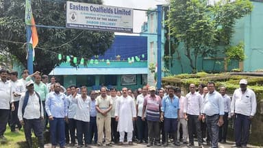*স্বাধীনতা দিবসেই ডাবর কোলিয়ারিতে কাজ বন্ধ, শ্রমিকদের বিক্ষোভে উত্তাল সালানপুর*
_নিজস্ব প্রতিনিধি: কাজল মিত্র_
*সালানপুর:* স্বাধীনতা দিবসের দিনই শ্রমিক বিক্ষোভে উত্তাল হয়ে উঠল সালানপুর থানা এলাকার ইসিএল-এর সালানপুর ডাবর কোলিয়ারি। রবিবার এবং সরকারি ছুটি বাতিলের প্রতিবাদে শুক্রবার সকাল 6টা থেকে কাজ বন্ধ করে বিক্ষোভে সামিল হন কোলিয়ারির সমস্ত শ্রমিক। বিক্ষোভের জেরে কোলিয়ারির সমস্ত কাজ সম্পূর্ণভাবে বন্ধ রয়েছে।
শ্রমিকদের অভিযোগ, কোলিয়ারিতে পর্যাপ্ত উৎপাদন হওয়া সত্ত্বেও ম্যানেজমেন্ট "ষড়যন্ত্র করে" রবিবার এবং জাতীয় ছুটিগুলি বন্ধ করে দিয়েছে। 15ই আগস্টের মতো জাতীয় ছুটির দিনেও ছুটির টাকা না দেওয়ায় শ্রমিকদের মধ্যে চরম ক্ষোভ তৈরি হয়েছে।
*কেন এই বিক্ষোভ?*
1. *ছুটি বাতিলের নোটিশ*: প্রত্যেক বছর রবিবার এবং স্বাধীনতা দিবসে ছুটি থাকলেও গতকাল ম্যানেজমেন্ট নোটিশ দিয়ে সেই ছুটি বন্ধ করে দিয়েছে। বলা হয়েছে "এমারজেন্সি বেসিসে" কিছু কাজ চলবে।
2. *এমারজেন্সির নামে বৈষম্য*: শ্রমিকদের অভিযোগ, এমারজেন্সি বলতে শুধু ডোমেস্টিক পাম্প, ইলেক্ট্রিফিকেশন ও ডিসপেনসারি চালু থাকার কথা। কিন্তু বাস্তবে ম্যানেজমেন্টের "চামচাগিরি" করে এমন কিছু লোককে ডোজার, লোডিং-এর কাজে ডিউটি দেওয়া হচ্ছে। অথচ যারা সরাসরি উৎপাদনের সাথে যুক্ত তাদের হাজিরা বন্ধ করে দেওয়া হয়েছে।
3. *বেসরকারিকরণের অভিযোগ*: শ্রমিক নেতাদের দাবি, কেন্দ্রের বিজেপি সরকার আসার পর থেকেই কোলিয়ারিগুলিকে বেসরকারিকরণের দিকে ঠেলে দেওয়া হচ্ছে। সালানপুর এরিয়াকেও বন্ধ করার পরিকল্পনা চলছে, আর তারই অংশ হিসেবে ডাবর কোলিয়ারিকে বন্ধের দিকে নিয়ে যাওয়া হচ্ছে।
*ম্যানেজারকে ঘেরাও, লাগাতার আন্দোলনের হুঁশিয়ারি*
বিক্ষোভকারীরা এদিন কোলিয়ারির ম্যানেজার এবং PM-কে ঘেরাও করে রাখেন। CITU এবং AITUC - এই দুটি সংগঠনের ব্যানারে সকাল থেকে বিক্ষোভ চলছে।
এ বিষয়ে CMS AITUC-র ভাইস প্রেসিডেন্ট *রাজেশ কুমার সিং* বলেন, “স্বাধীনতা দিবসের দিন শ্রমিকদের উপর কুঠারাঘাত করা হয়েছে। উৎপাদন থাকা সত্ত্বেও ইচ্ছাকৃতভাবে ছুটি বন্ধ করে দেওয়া হয়েছে। যতক্ষণ না উপরতলার আধিকারিকরা এসে সমস্যার সমাধান করছেন, ততক্ষণ এই বিক্ষোভ এবং কাজ বন্ধ লাগাতার চলবে।” তিনি আরও জানান, বিষয়টি নিয়ে ম্যানেজমেন্ট উপরতলায় খবর পাঠিয়েছে বলে জানালেও এখনও পর্যন্ত কোনও আধিকারিক ঘটনাস্থলে আসেননি।
ডাবর কোলিয়ারির শ্রমিক এবং CITU-এর প্রতিনিধি *দিলীপ কোড়া* বলেন, “ম্যানেজমেন্ট কথা না শুনলে এই আন্দোলনকে আমরা আরও দীর্ঘতর করব। কোলিয়ারি বন্ধের বিরুদ্ধে এবং এলাকার অর্থনীতি ও শ্রমিকদের স্বার্থে আমরা সবাই এক হয়েছি।”
অন্যদিকে, এই গোটা বিষয় নিয়ে কোলিয়ারি কর্তৃপক্ষ বা উচ্চপদস্থ কোনও আধিকারিক এখনও পর্যন্ত কোনও বক্তব্য দিতে চাননি।