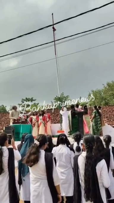 #बांका के डायट में झंडोत्तोलन के दौरान फहराया गया उल्टा झंडा, राष्ट्रीय ध्वज का हुआ अपमान, वीडियो वायरल
#vayral_video_instragram #highlightseveryonefollowers