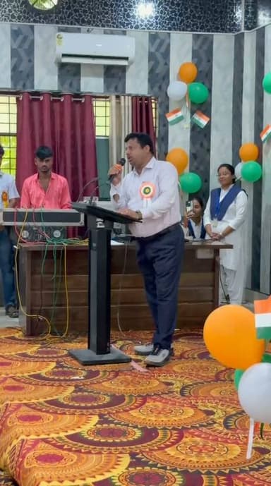 स्वतंत्रता दिवस समारोह में गीत के माध्यम से डॉ. राम जियावन मौर्य ने बांधा समां
#देवरिया। स्वतंत्रता दिवस के पावन अवसर पर डायट, देवरिया में आयोजित कार्यक्रम में जिला बेसिक शिक्षा अधिकारी एवं प्राचार्य/उप शिक्षा निदेशक डायट, देवरिया डॉ. राम जियावन मौर्य ने गीत के माध्यम से अपने विचारों की भावपूर्ण प्रस्तुति दी। उनकी मधुर एवं ओजपूर्ण प्रस्तुति ने कार्यक्रम में उपस्थित प्रशिक्षु शिक्षकों, संस्थान के वरिष्ठ प्रवक्ताओं, प्रवक्ताओं एवं शिक्षणेतर कर्मचारियों को मंत्रमुग्ध कर दिया।
डॉ. मौर्य की प्रस्तुति में देशभक्ति, राष्ट्रप्रेम और स्वतंत्रता दिवस की भावना का सुंदर समावेश देखने को मिला। गीत के माध्यम से उन्होंने उपस्थित लोगों में देश के प्रति समर्पण और जिम्मेदारी की भावना को भी जागृत किया। उनकी प्रस्तुति के दौरान कार्यक्रम स्थल तालियों की गड़गड़ाहट से गूंज उठा।