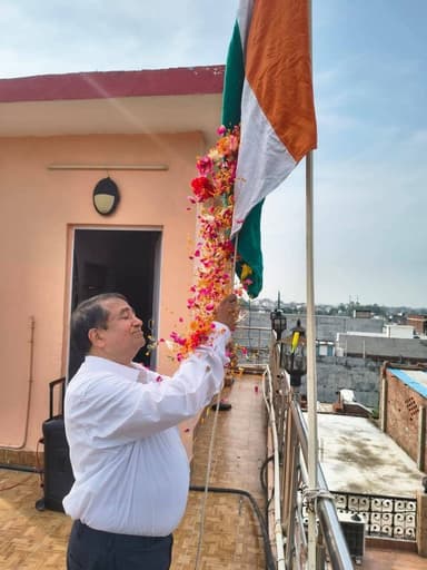 🇮🇳 सावित्री हॉस्पिटल में ध्वजारोहण के साथ मनाया गया स्वतंत्रता दिवस
#देवरिया_पोस्ट। स्वतंत्रता दिवस के पावन अवसर पर सावित्री हॉस्पिटल में ध्वजारोहण एवं राष्ट्रगान के साथ देशभक्ति और उत्साह का माहौल देखने को मिला।
समारोह में हॉस्पिटल की पूरी टीम, चिकित्सक, नर्सिंग स्टाफ एवं अन्य कर्मचारियों ने उत्साहपूर्वक सहभागिता की। ध्वजारोहण के बाद सभी ने राष्ट्रगान गाकर देश की एकता, अखंडता और राष्ट्रप्रेम का संदेश दिया।
इस अवसर पर हॉस्पिटल परिसर देशभक्ति के रंग में रंगा नजर आया। चिकित्सकों एवं कर्मचारियों ने स्वतंत्रता दिवस की शुभकामनाएं देते हुए राष्ट्रहित में अपने कर्तव्यों का ईमानदारी एवं समर्पण के साथ निर्वहन करने का संकल्प लिया।
🇮🇳 सावित्री हॉस्पिटल परिवार की ओर से सभी देशवासियों को स्वतंत्रता दिवस की हार्दिक शुभकामनाएं।
@Savitri hospital