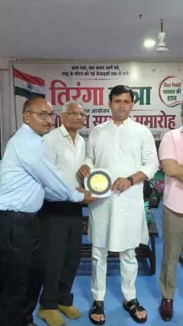 तिरंगा यात्रा के सफल आयोजन के लिए धन्यवाद एवं सम्मान समारोह का आयोजन एसपीएस स्कूल में तिरंगा यात्रा में शामिल होने वाले स्कूलों को हरियाणा के खेल मंत्री गौरव गौतम और जिला प्रशासन ने किया सम्मानित
#TirangaYatra #HarGharTiranga #HaryanaNews #tiranga #TeamHaryana