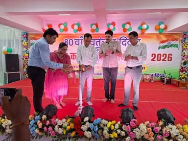 🇮🇳 80वें स्वतंत्रता दिवस के अवसर पर सांस्कृतिक कार्यक्रम
जिलाधिकारी, खगड़िया श्री विक्रम विरकर ने दीप प्रज्वलित कर सांस्कृतिक कार्यक्रम का शुभारंभ किया। महाविद्यालय के छात्र-छात्राओं, स्थानीय एवं नवोदित कलाकारों ने देशभक्ति से ओत-प्रोत गीत, संगीत एवं नृत्य प्रस्तुत किए। उत्कृष्ट प्रतिभागियों को प्रथम, द्वितीय पुरस्कार एवं प्रशस्ति-पत्र/स्मृति-चिह्न प्रदान कर प्रोत्साहित किया गया।
#IndependenceDay #स्वतंत्रता_दिवस #Khagaria #देशभक्ति #कला_संस्कृति