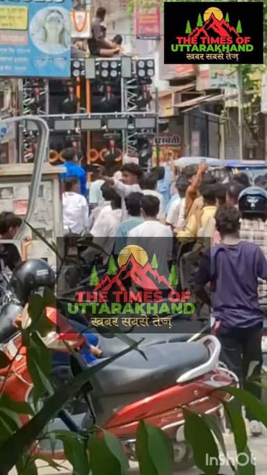 तेज डीजे के साथ ट्रक क़े पीछे हथियार लहराते हुए चल रहे युवकों को पड़ा भारी घसीट कर ले गई पुलिस..
Udham Singh Nagar Police Uttarakhand DM Udham Singh Nagar
#Rudrapur #RudrapurNews #PoliceAction #Rally #Talwar #Hathiyar #Police #LawAndOrder #UttarakhandNews #UdhamSinghNagar #BreakingNews #NewsUpdate #DJ #ViralNews #LatestNews
